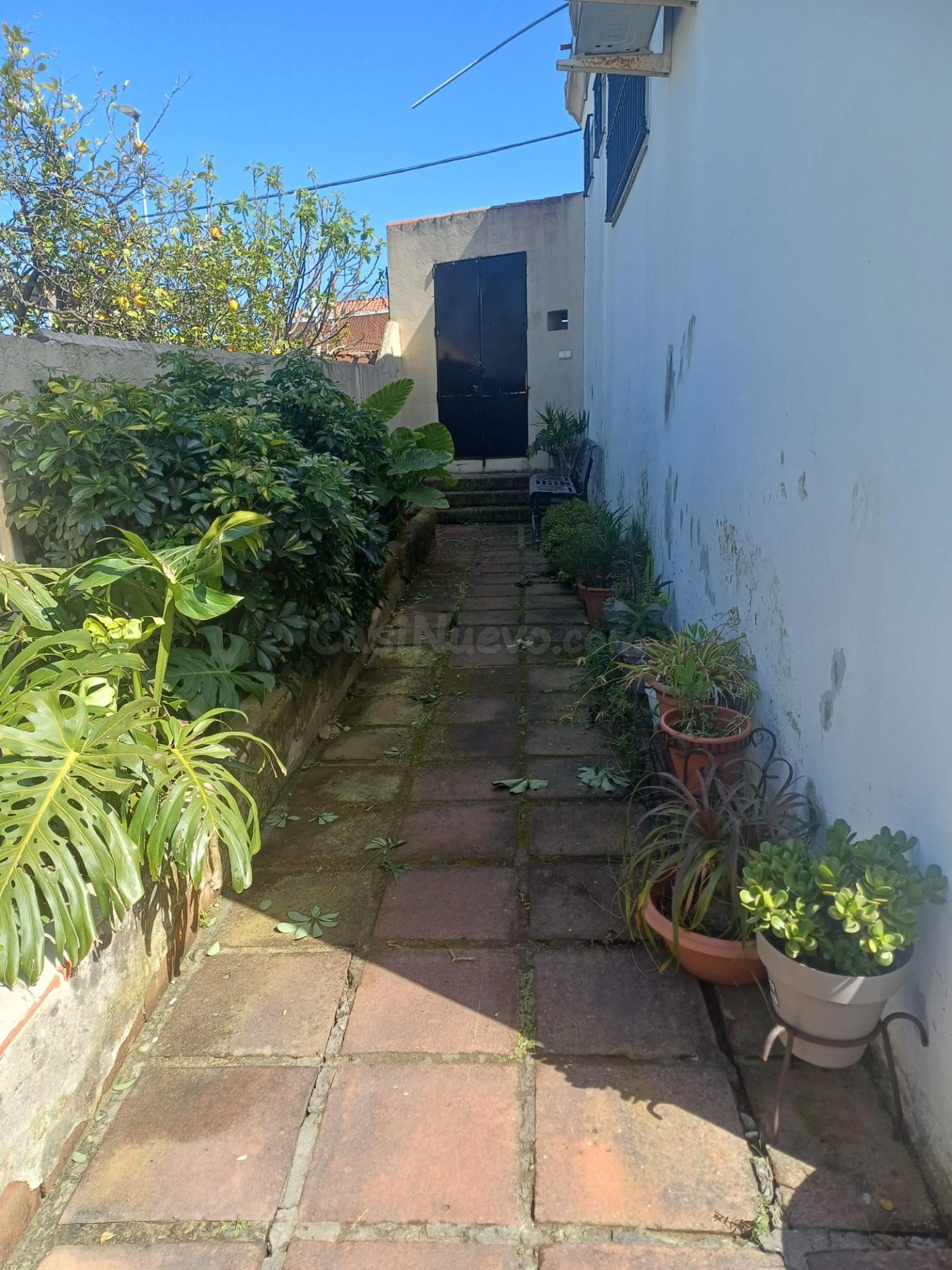 Acogedor Chalet en Algeciras con Piscina y Amplio Jardín - foto 5