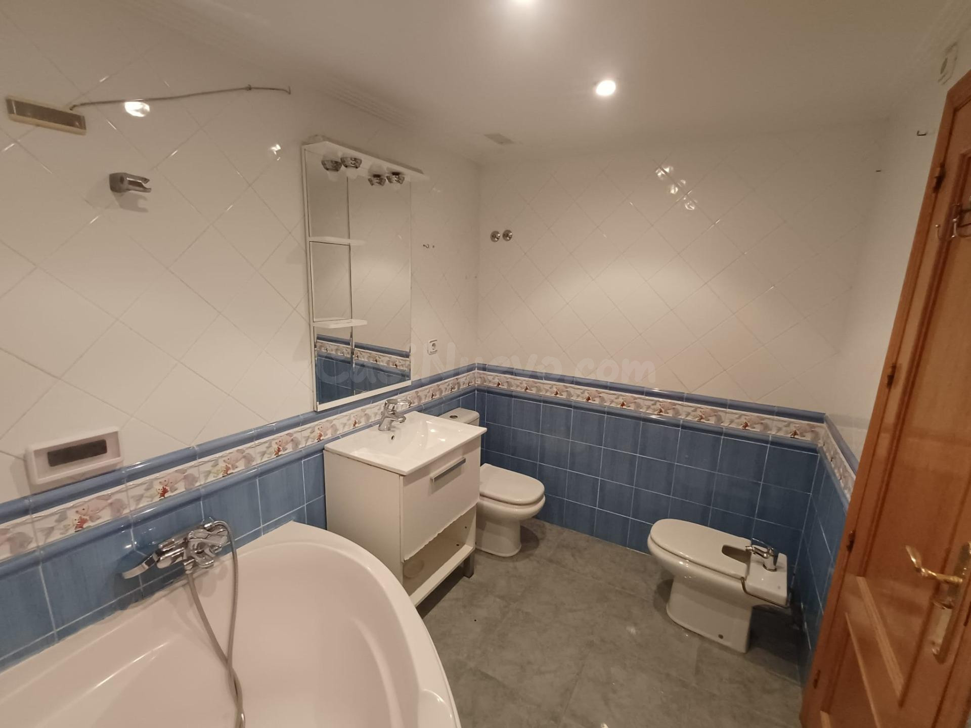 Piso de 2 dormitorios con terraza, garaje y trastero en Alca - foto 5