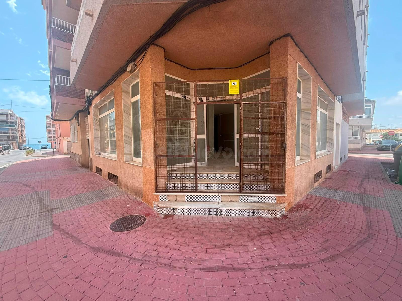 Local comercial 300m² en venta - Playa de los Naufragos - foto 2