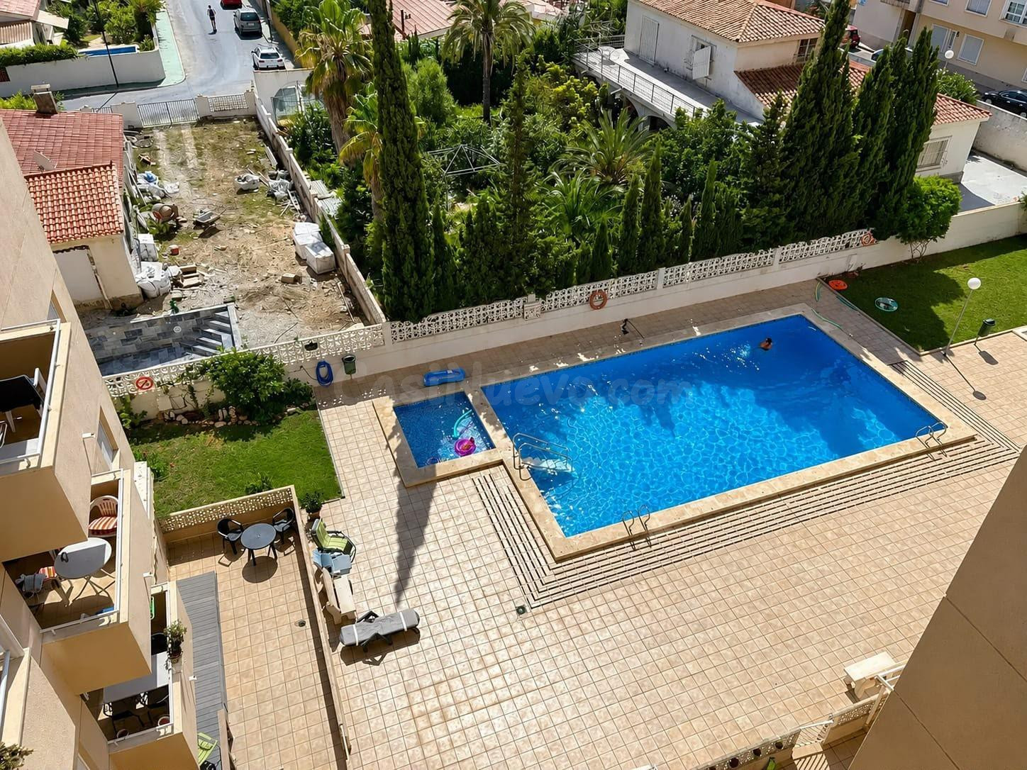 Ático con piscina comunitaria, Alicante, Torrevieja. 2 habitaciones, 53 m2, 1,5 kilómetros del mar