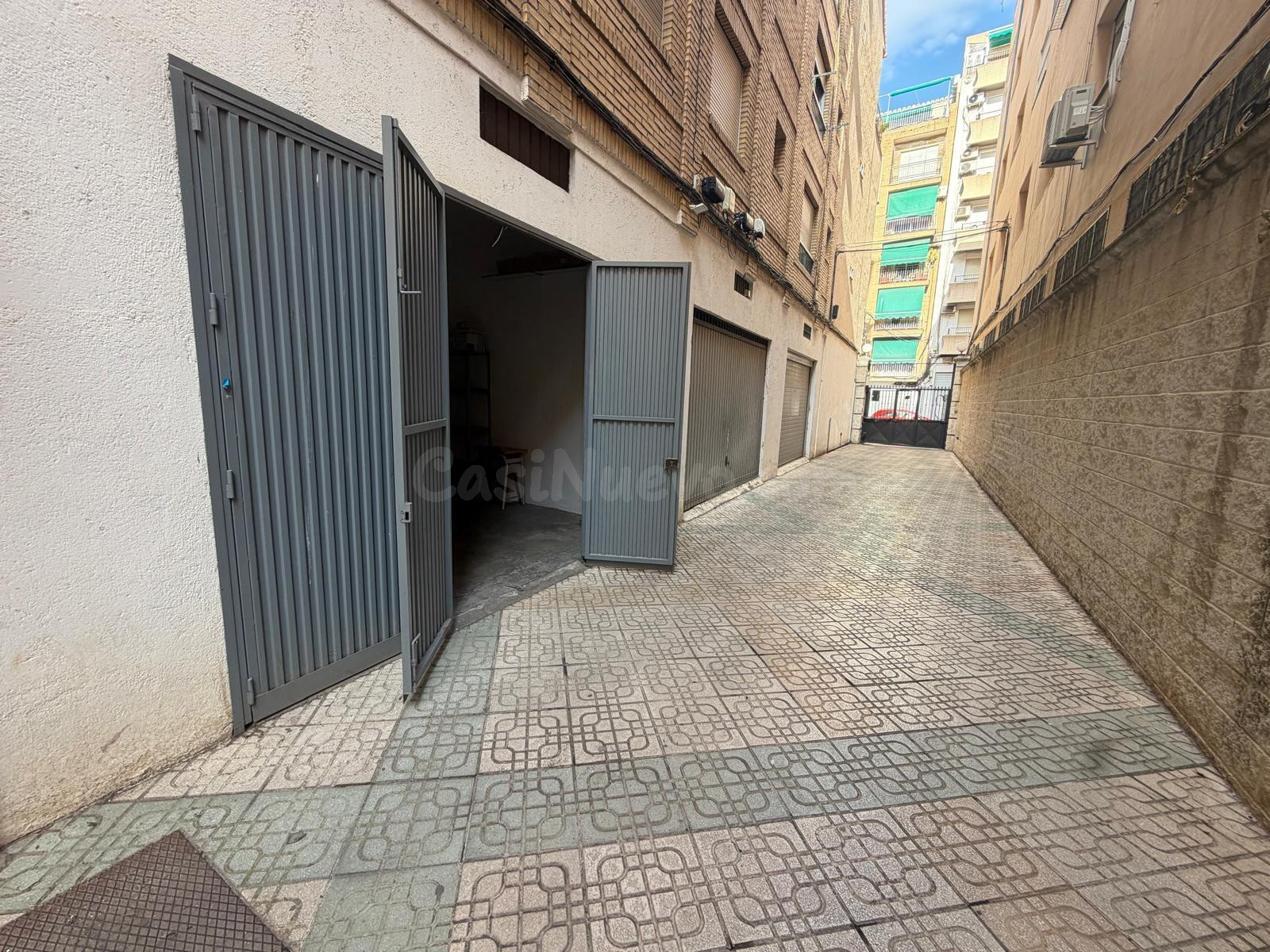 Amplia plaza de garaje cerrada e individual en Pajaritos
