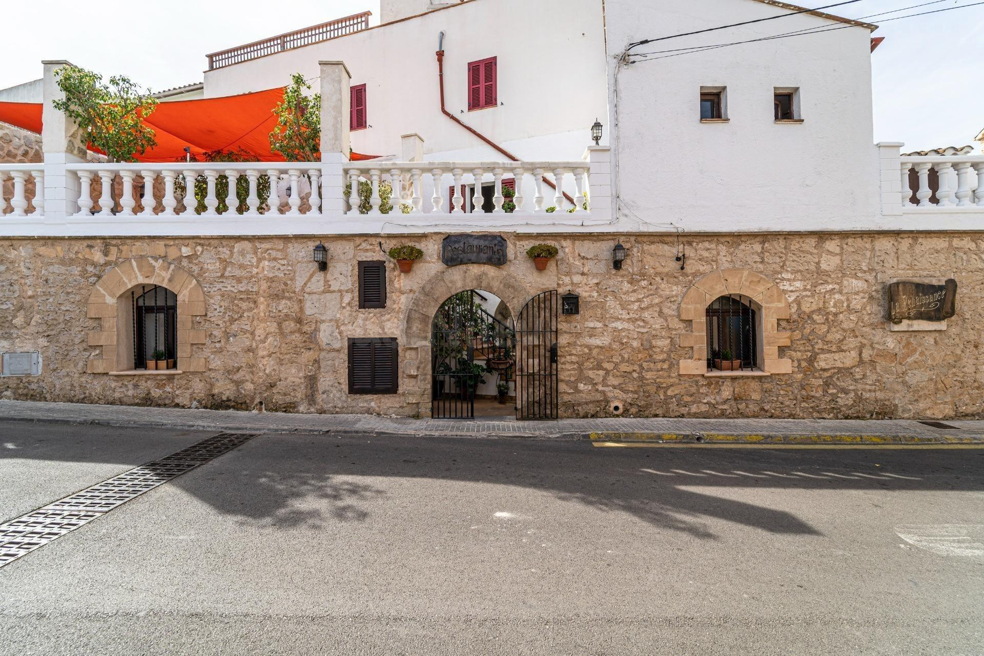 Edificio en Capdepera con  posibilidad de cambio de uso a vivienda
