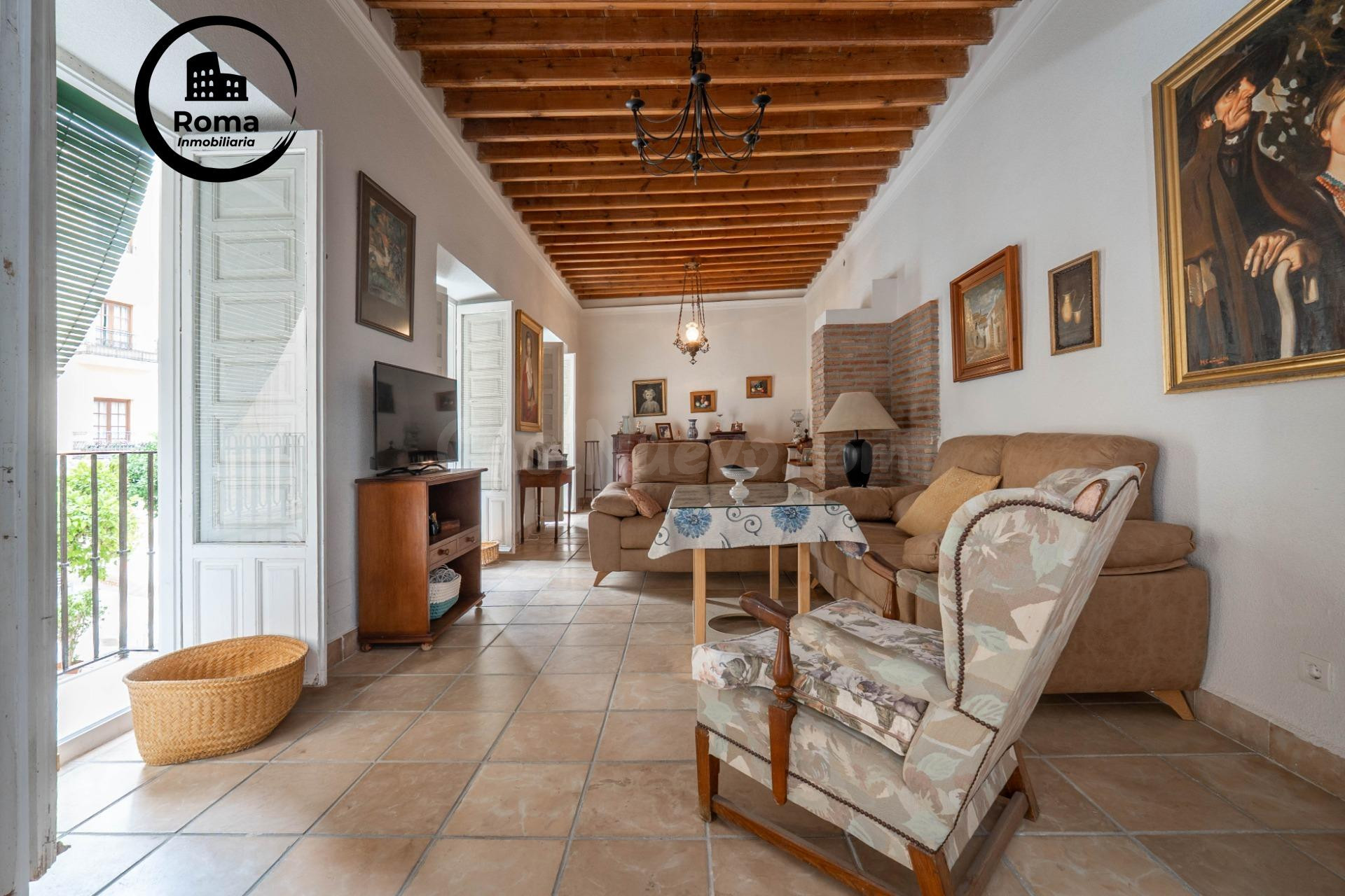 Casa de 555 m2 con 3 plantas y 2 locales comerciales junto a