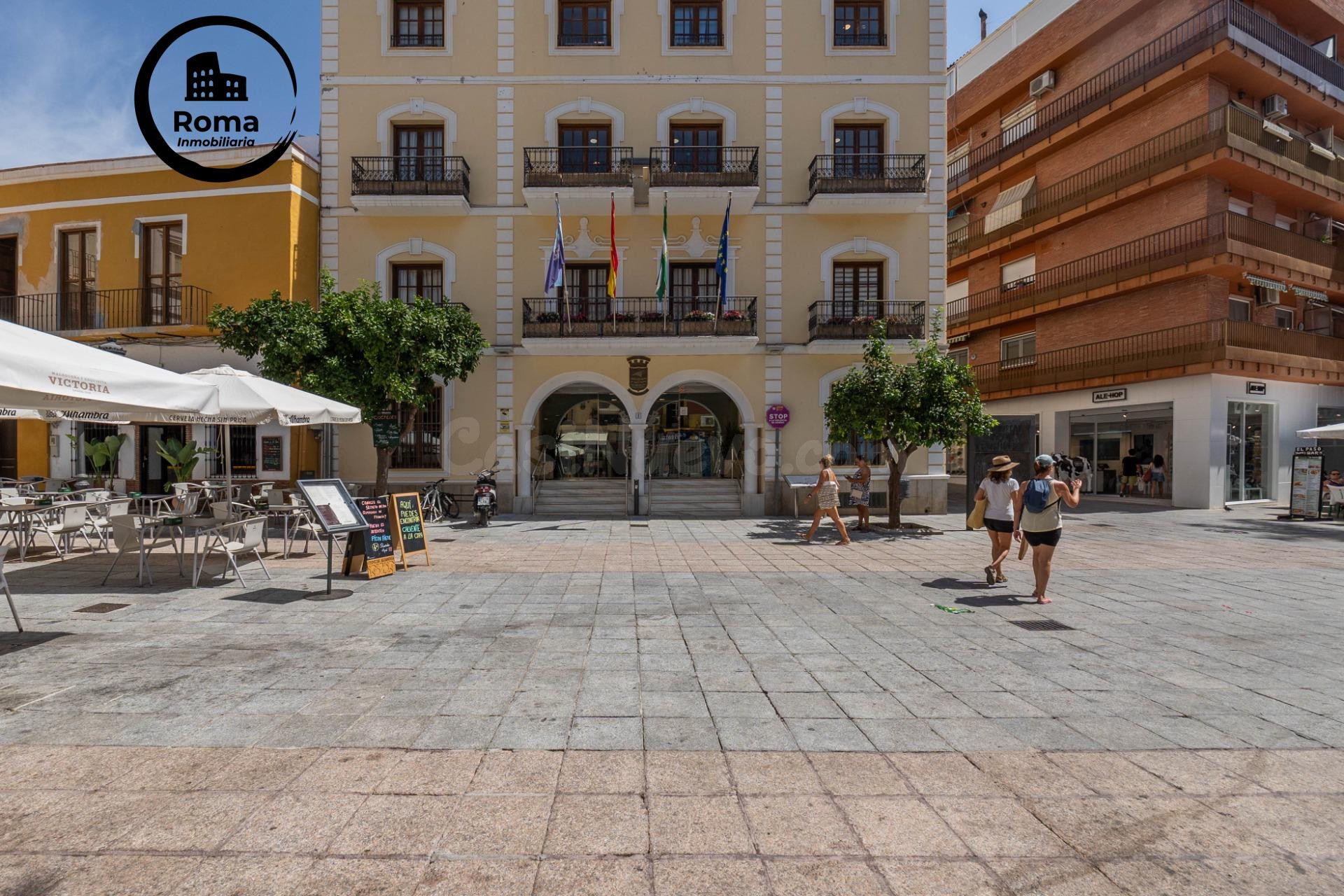 Casa de 555 m2 con 3 plantas y 2 locales comerciales junto a - foto 2