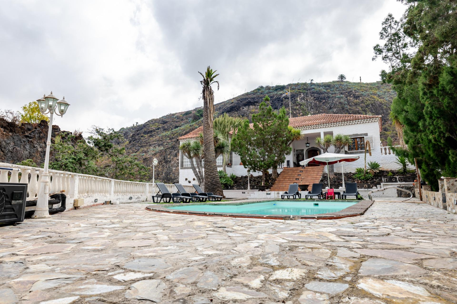 Finca de 20.000 m2 con vivienda principal, apartamento independiente y espacio para toda la familia