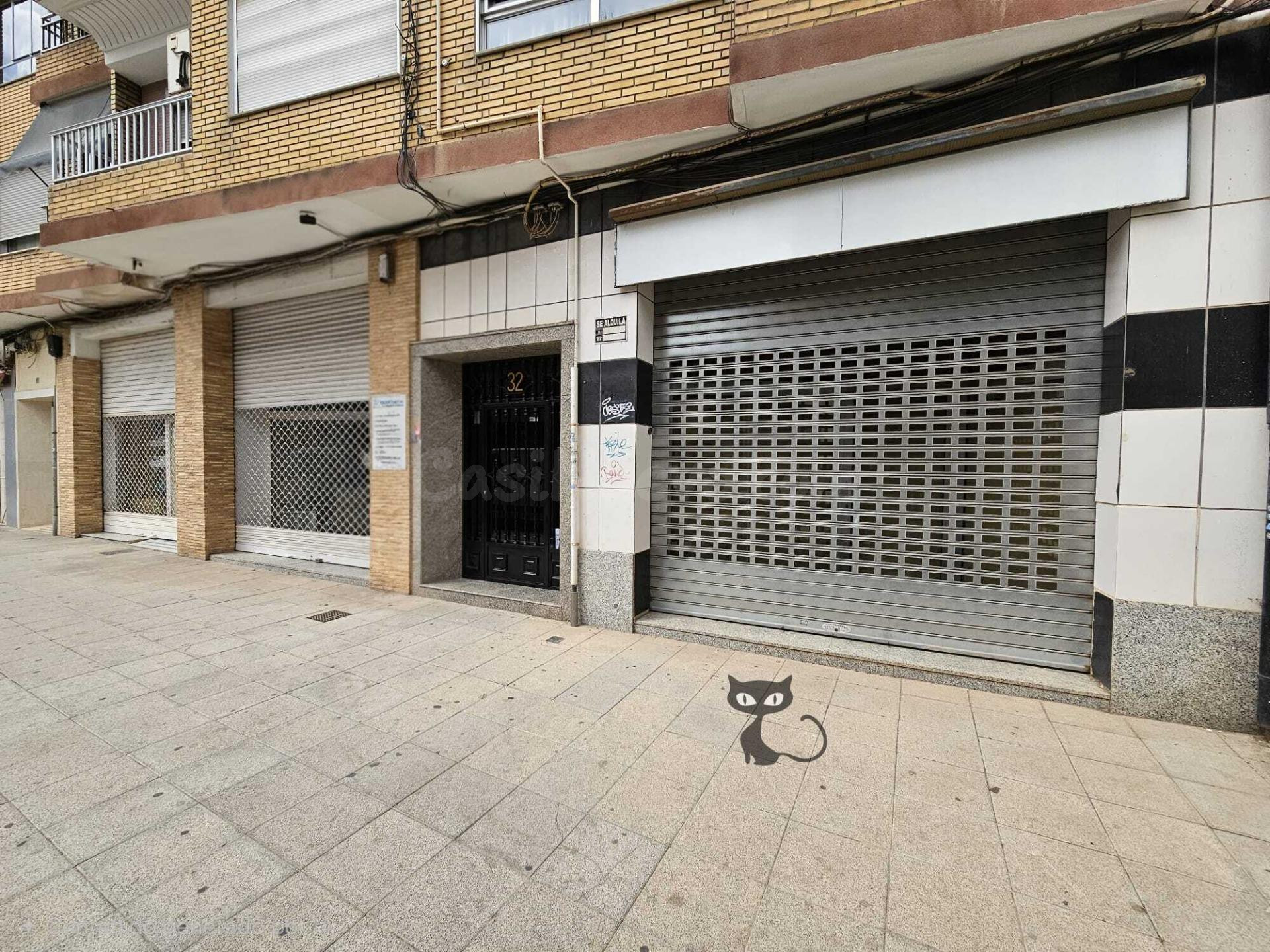 Amplio Local en la Avenida de Benetusser!!!