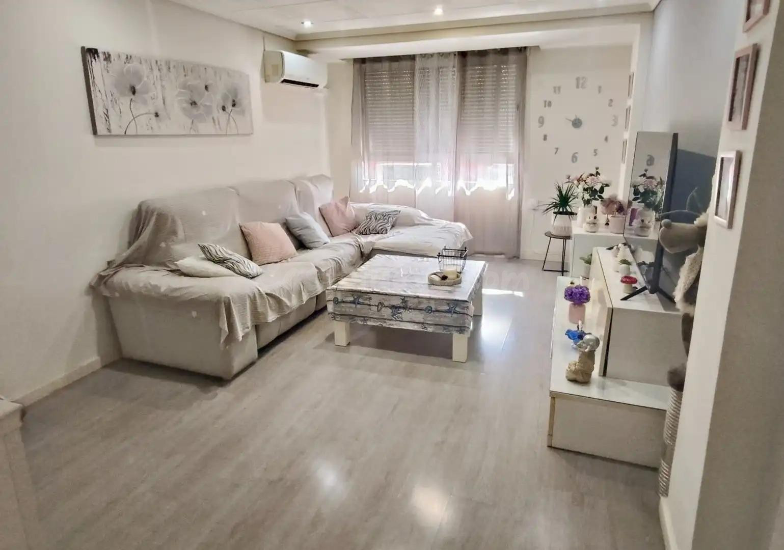 Excelente Piso Reformado en Benetusser!!!