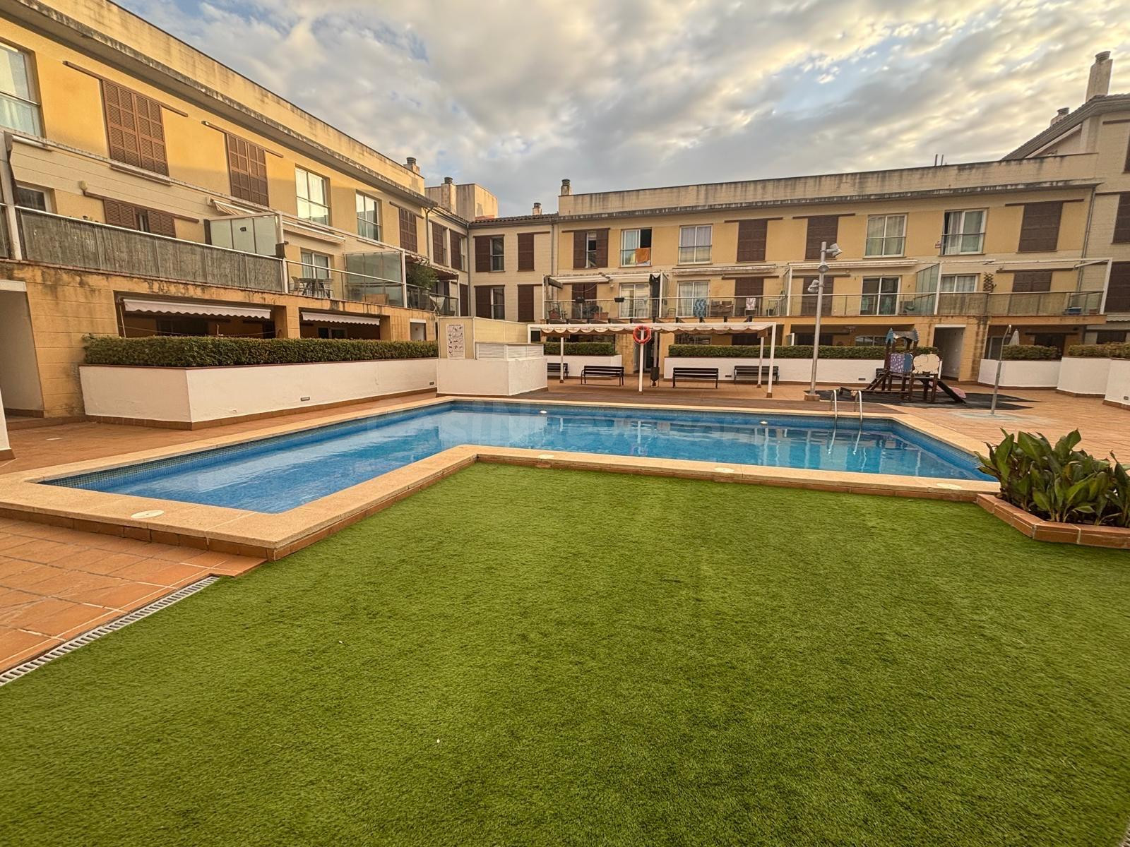 Planta baja con terraza y piscina comunitaria, en CAMPOS