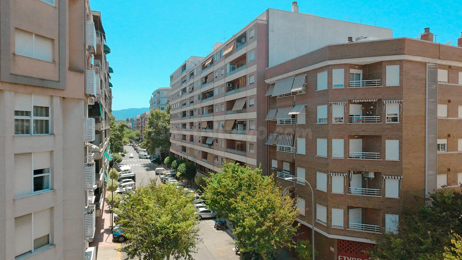 AMPLIO PISO EN CIUTAT DE LAVAL, GANDIA – 4 habitaciones - foto 2