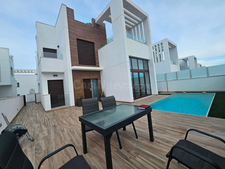 VILLA MODERNA DE 3 habitaciones CON PISCINA PRIVADA DE AGUA SALADA Y SOLARIUM EN LA AZOTEA | LOS BALCONES