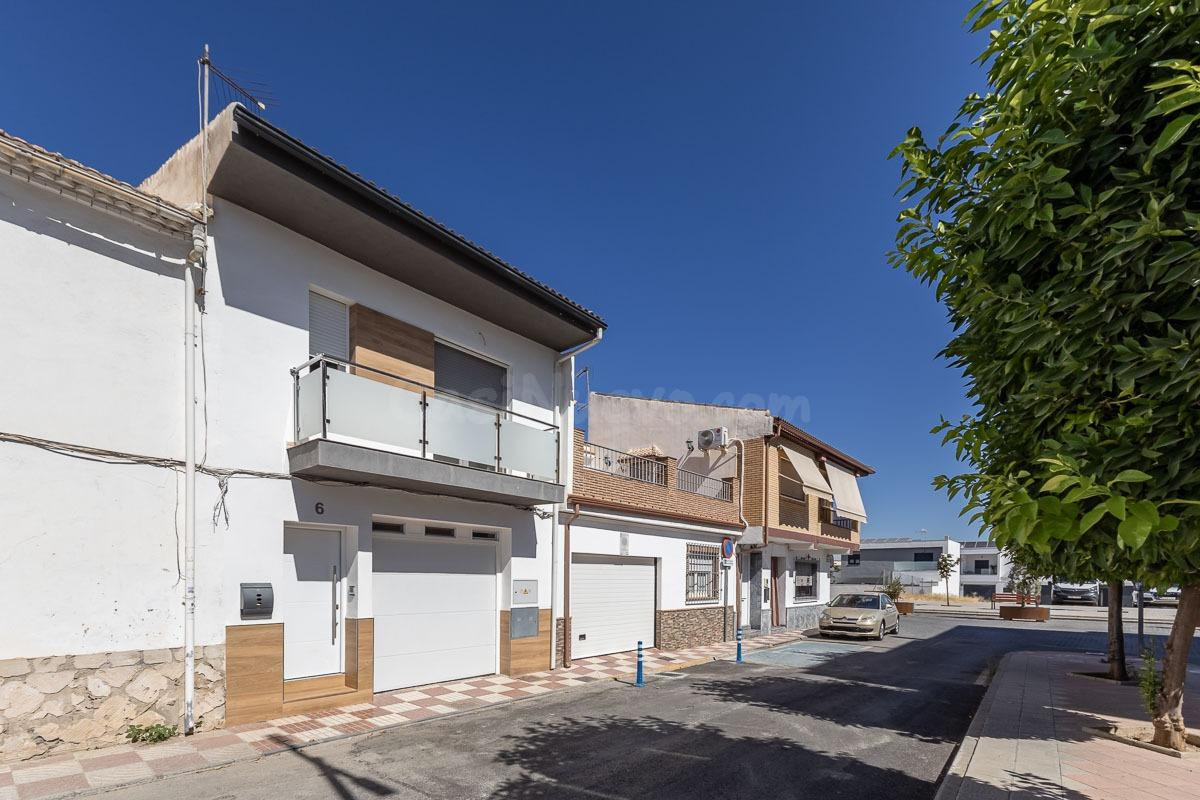 Casa adosada en venta en Churriana de la Vega . Vivienda moderna, luminosa y lista para entrar a vivir