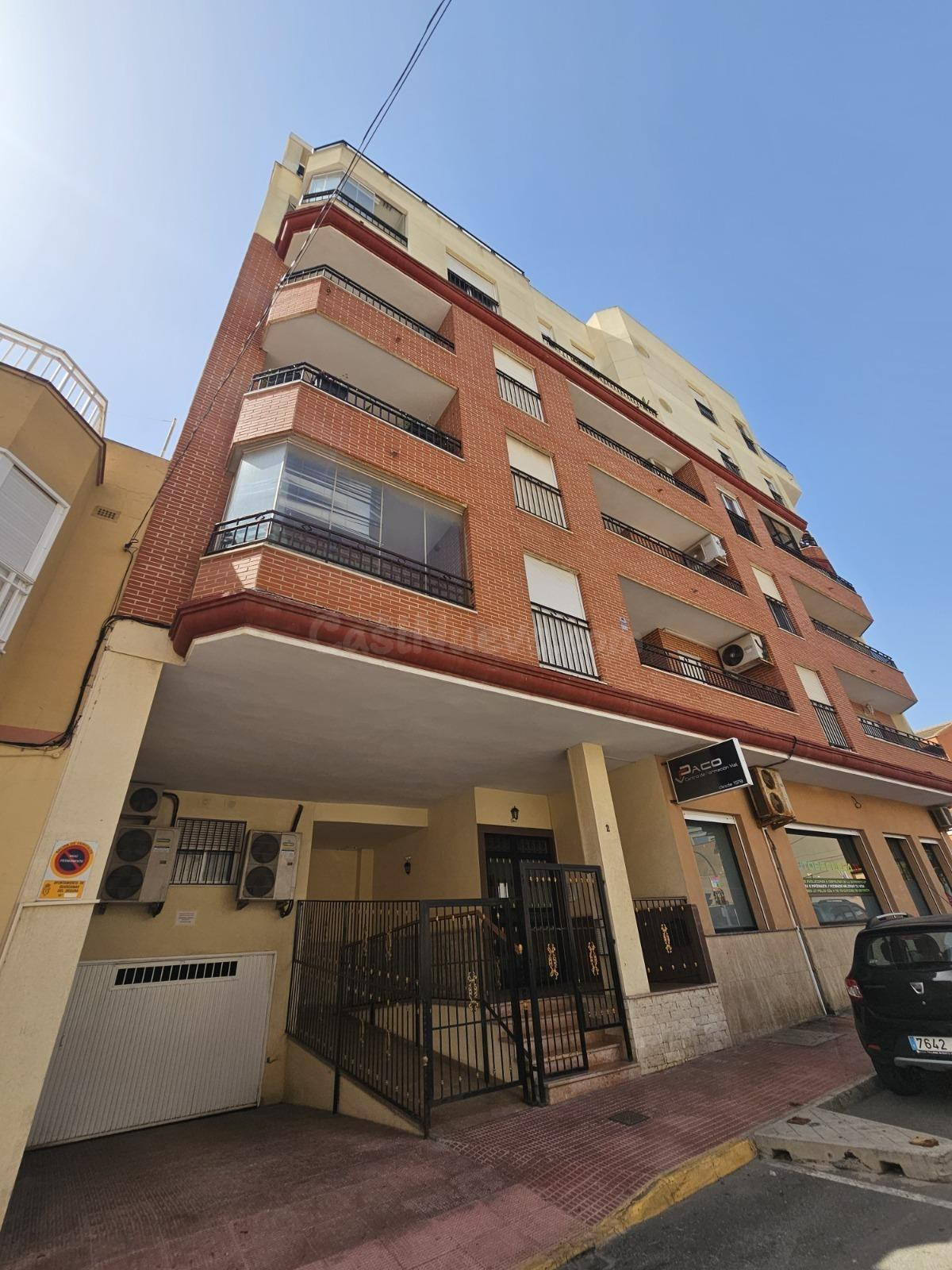 Amplio apartamento de 3 dormitorios con garaje, trastero y terraza acristalada