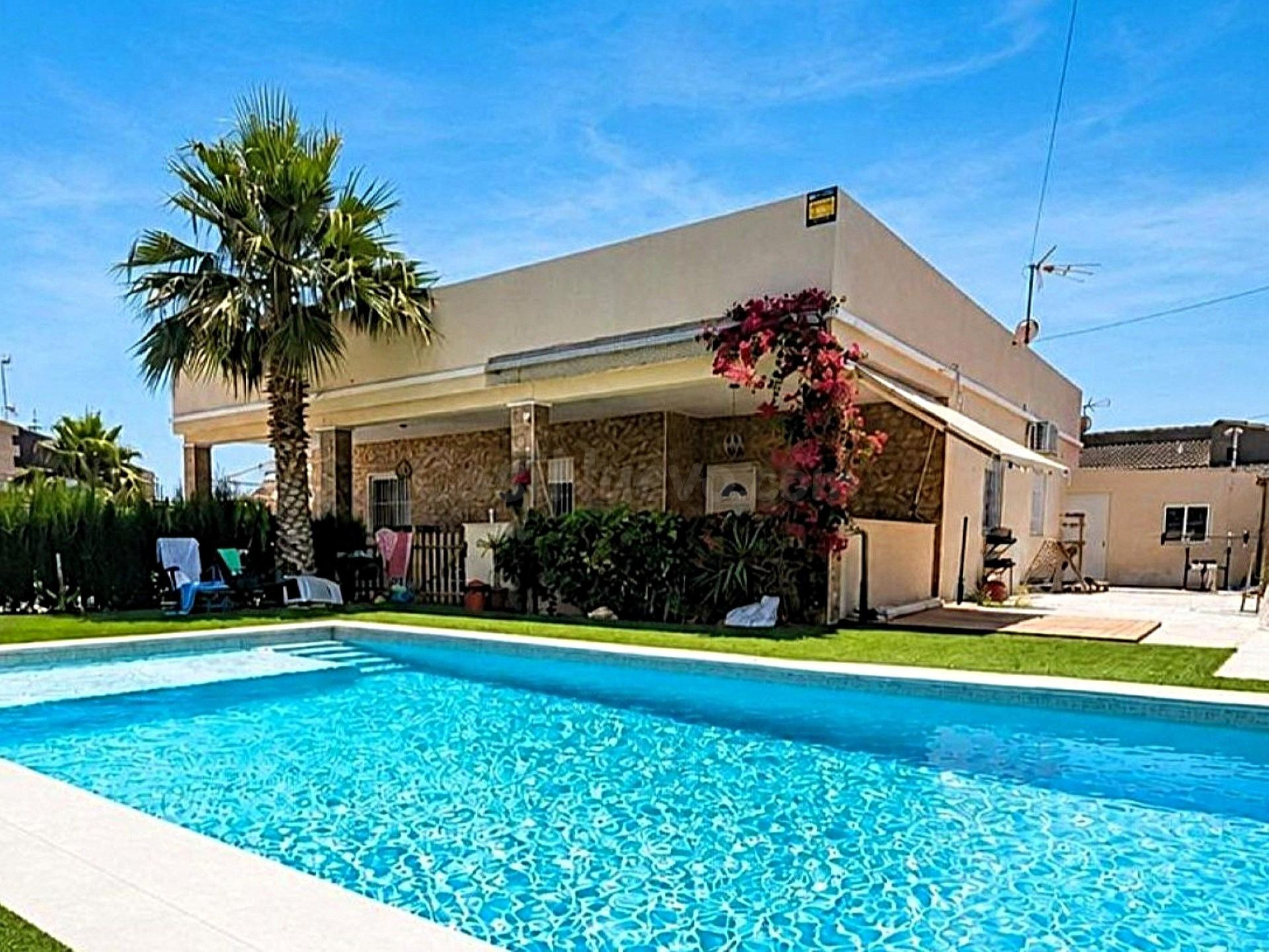Maravillosa villa de una sola planta en Torreta Florida (130 m2 - 3 dorm, 2 baños). Parcela de 785 m2 con gran piscina. ¡A poca distancia de colegios, supermercados, el centro y la playa!