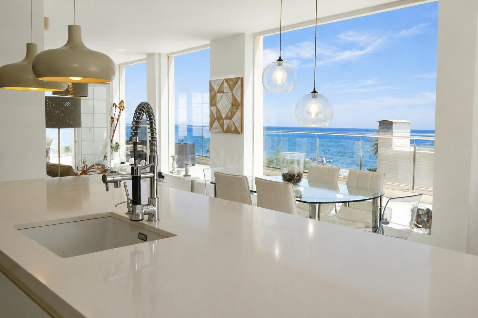 Ático con gran terraza y vistas al mar