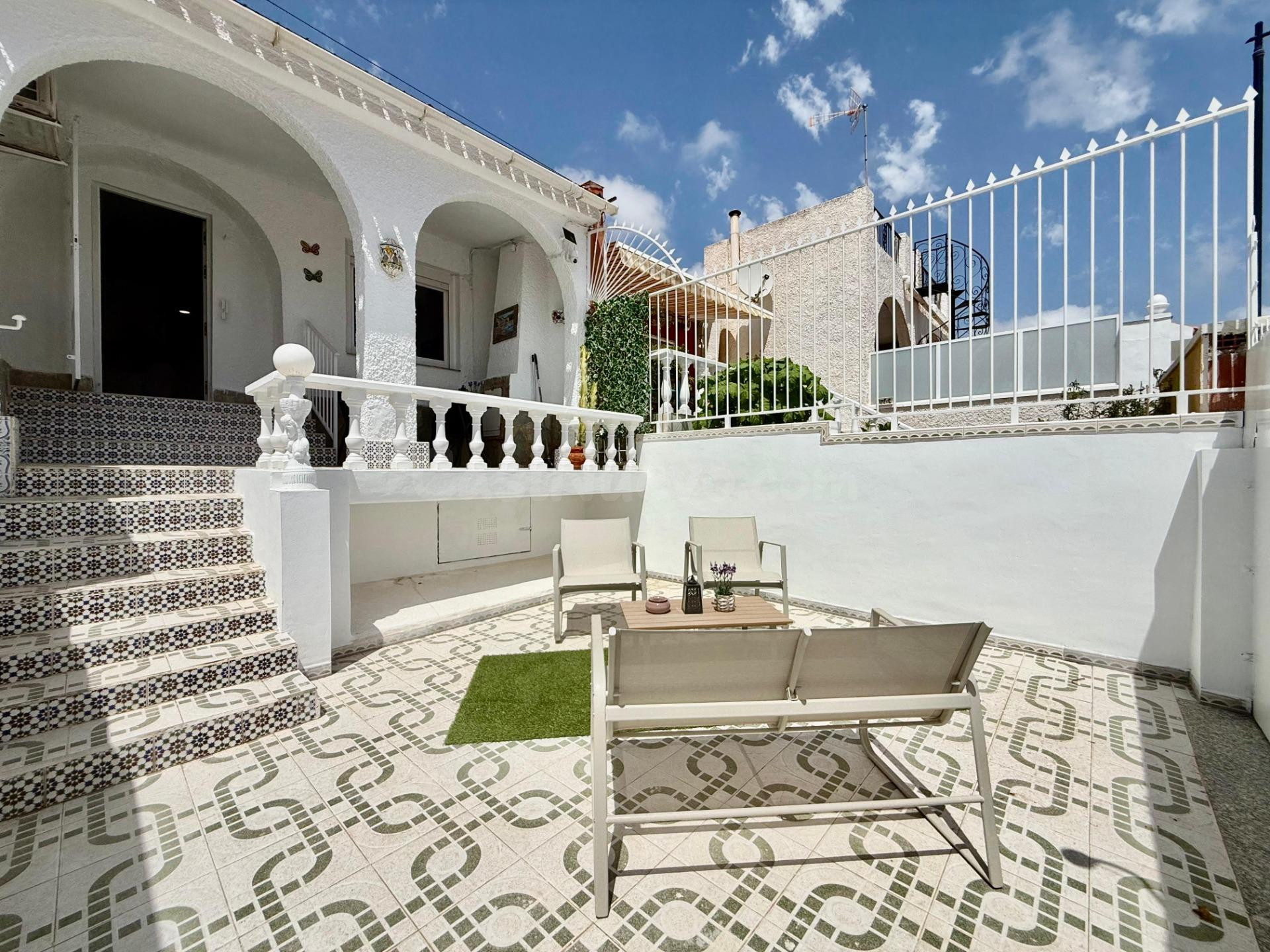 Casa reformada de 2 dormitorios con gran terraza cerca del mar – Torrevieja