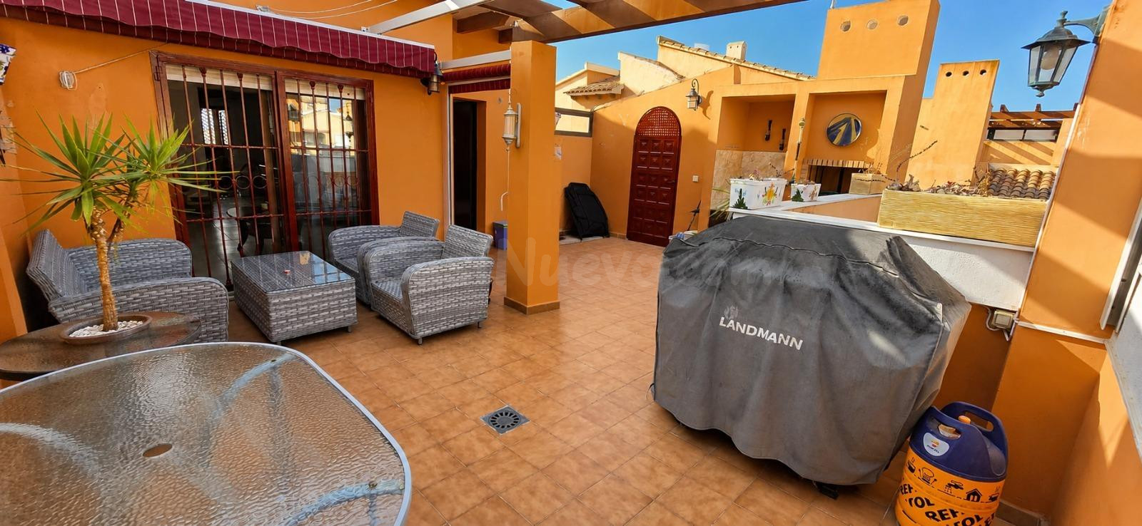 Bungalow alto de 2 dormitorios con gran terraza y piscina comunitaria – Torrevieja