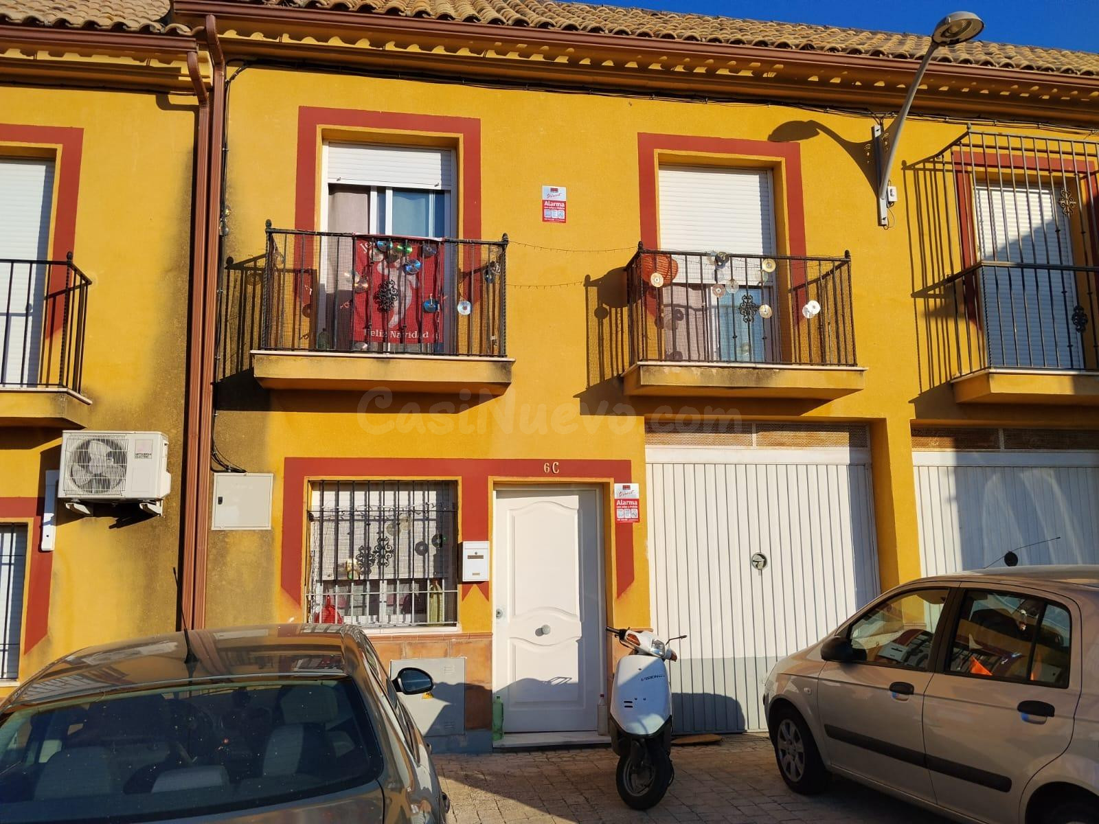 A. Encantador Adosado en La Victoria, Córdoba por solo €128,000. Luminoso y cochera propia y gran patio privado.
