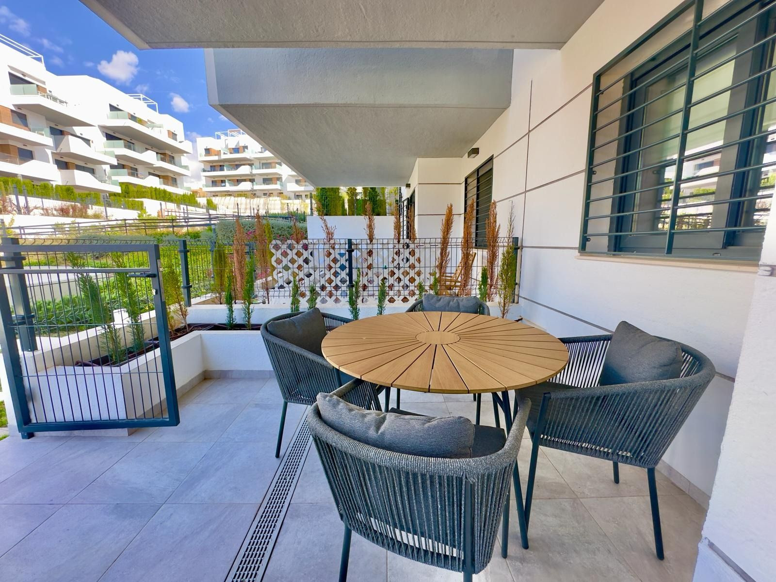 APARTAMENTOS DE 2 DORMITORIOS Y 1 BAÑO EN PLANTA BAJA EN URBANIZACIÓN CON PISCINA EN ORIHUELA COSTA (VILLAMARTÍN)