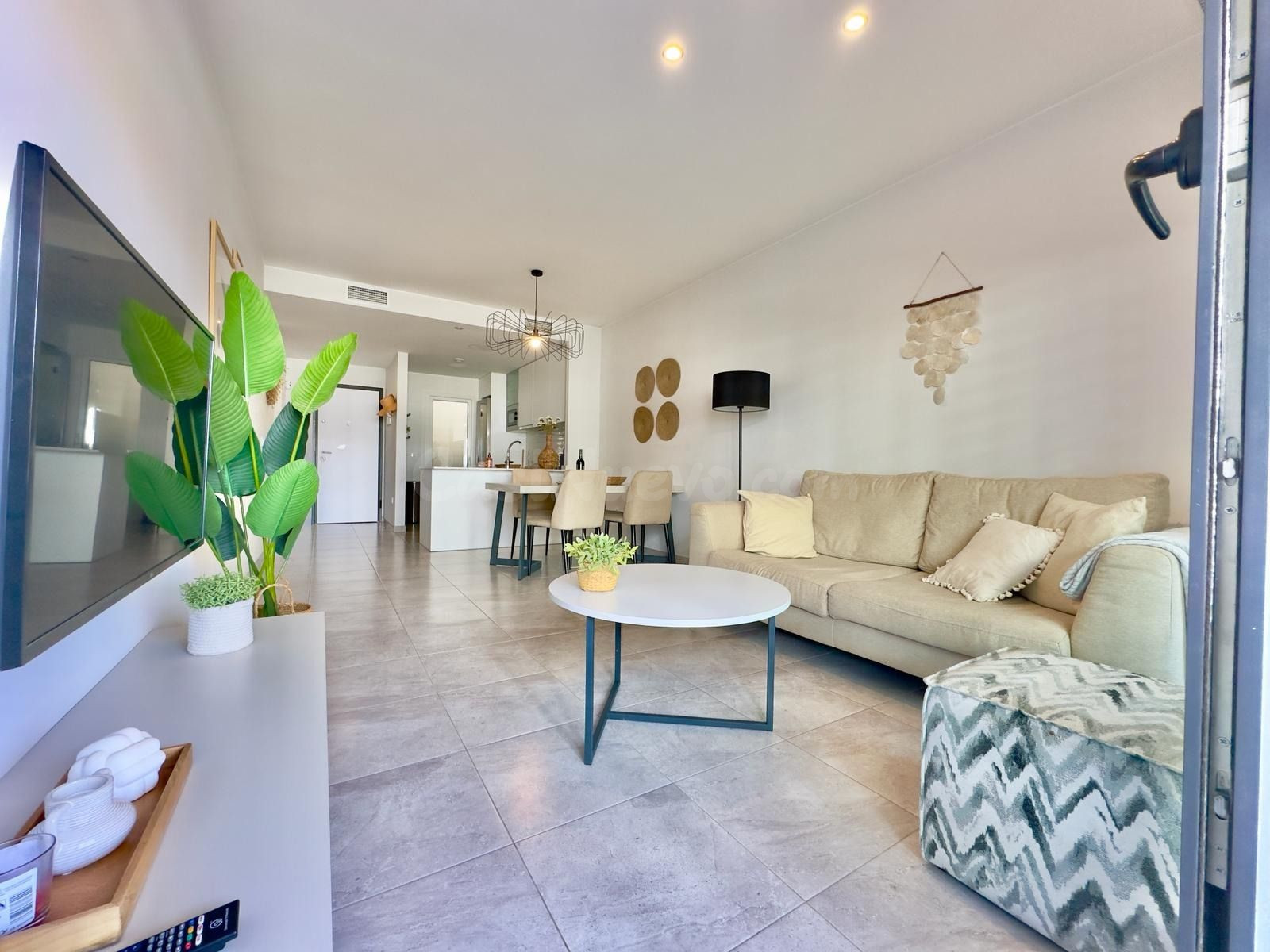 APARTAMENTOS DE 2 DORMITORIOS Y 1 BAÑO EN PLANTA BAJA EN URB - foto 2