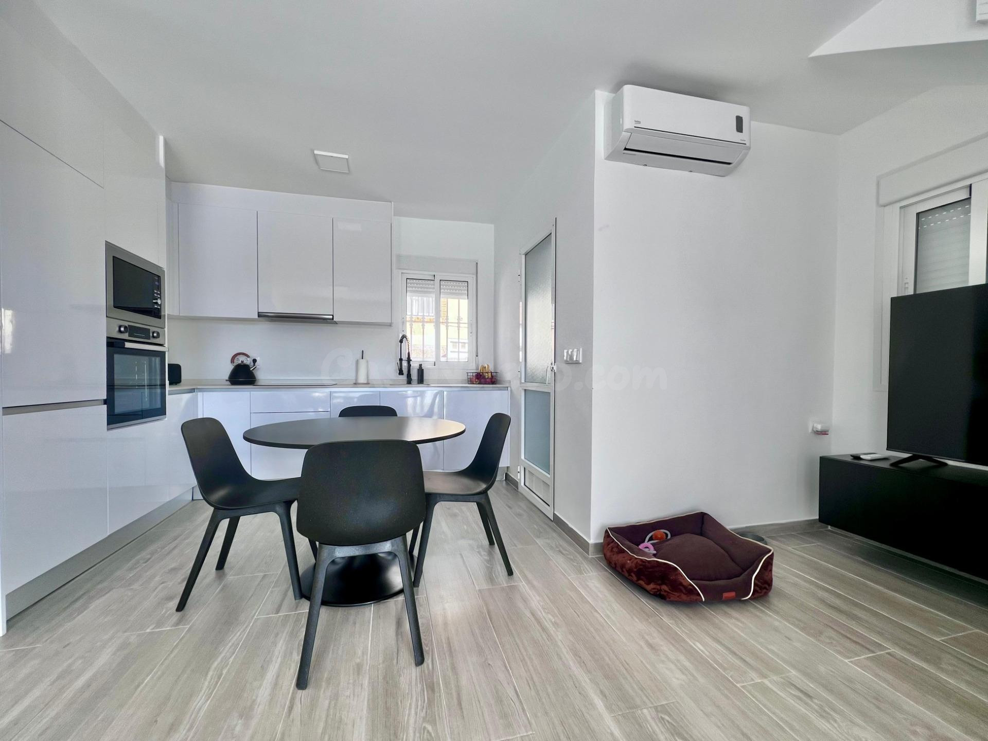 VILLA DE 5 DORMITORIOS Y 4 BAÑOS EN SAN MIGUEL DE SALINAS (Alicante)