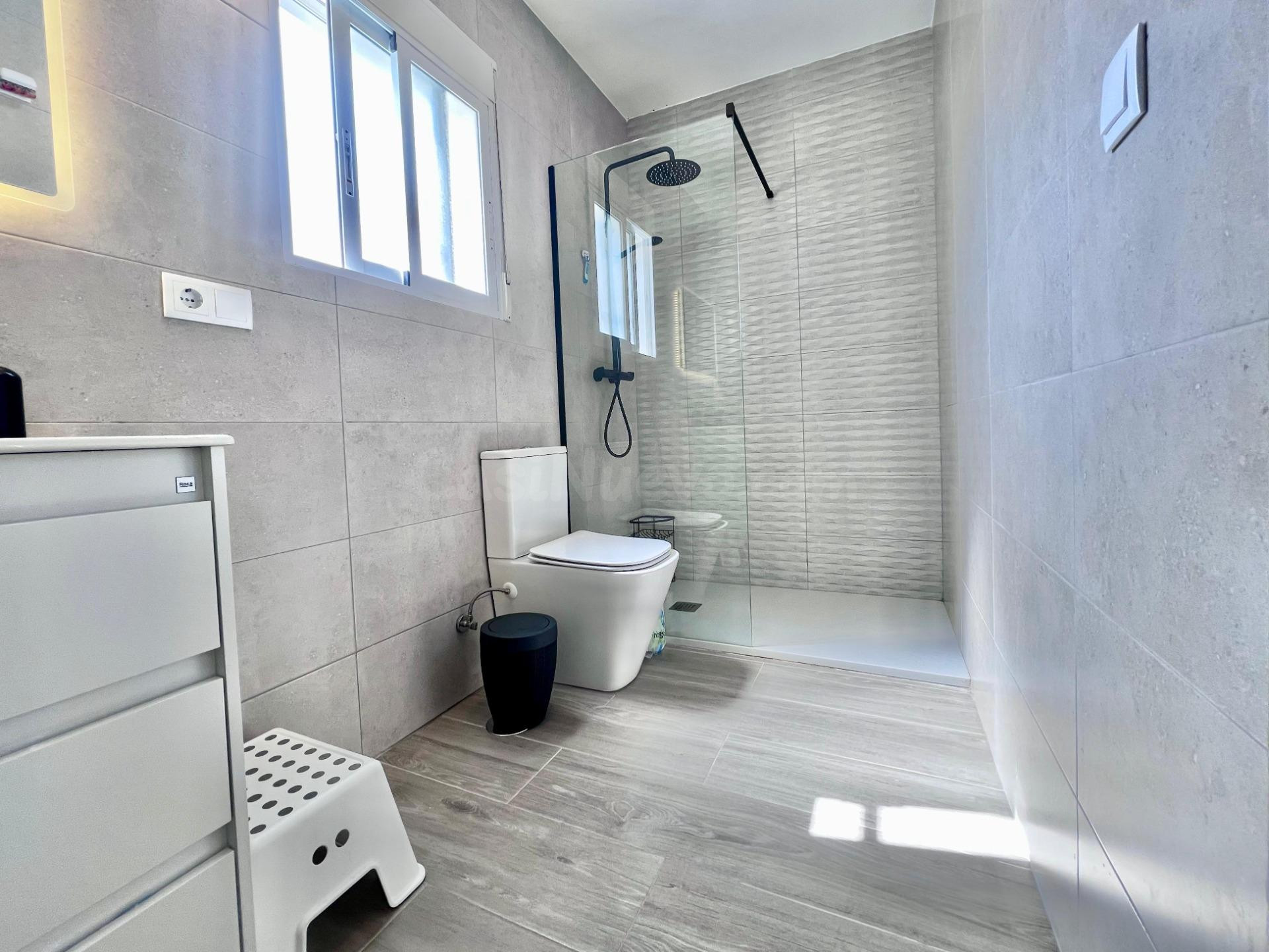 VILLA DE 5 DORMITORIOS Y 4 BAÑOS EN SAN MIGUEL DE SALINAS (A - foto 3