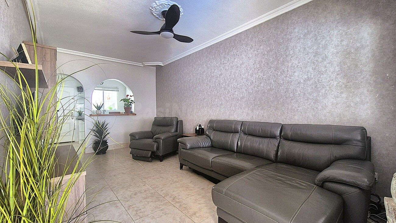 VILLA DE 2 DORMITORIOS Y 1 BAÑO EN ORIHUELA COSTA (VILLAMART - foto 4