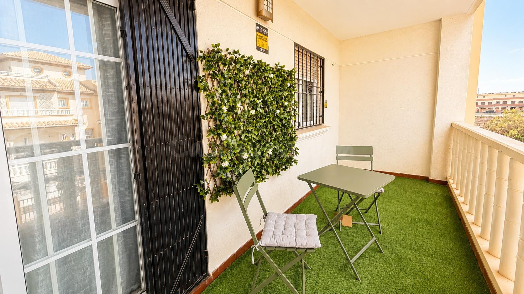 Piso reformado de 2 dormitorios con terraza y 2 piscinas en 