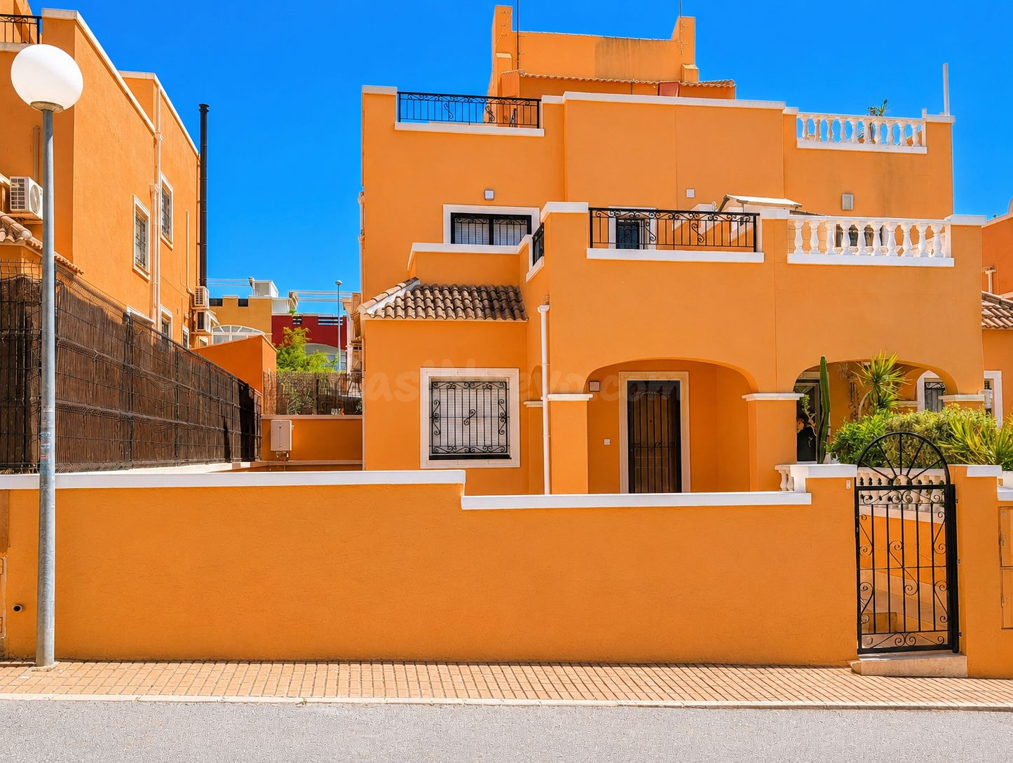 ADOSADO DE 3 DORMITORIOS Y 2 BAÑOS EN ORIHUELA COSTA (LOS ALMENDROS)