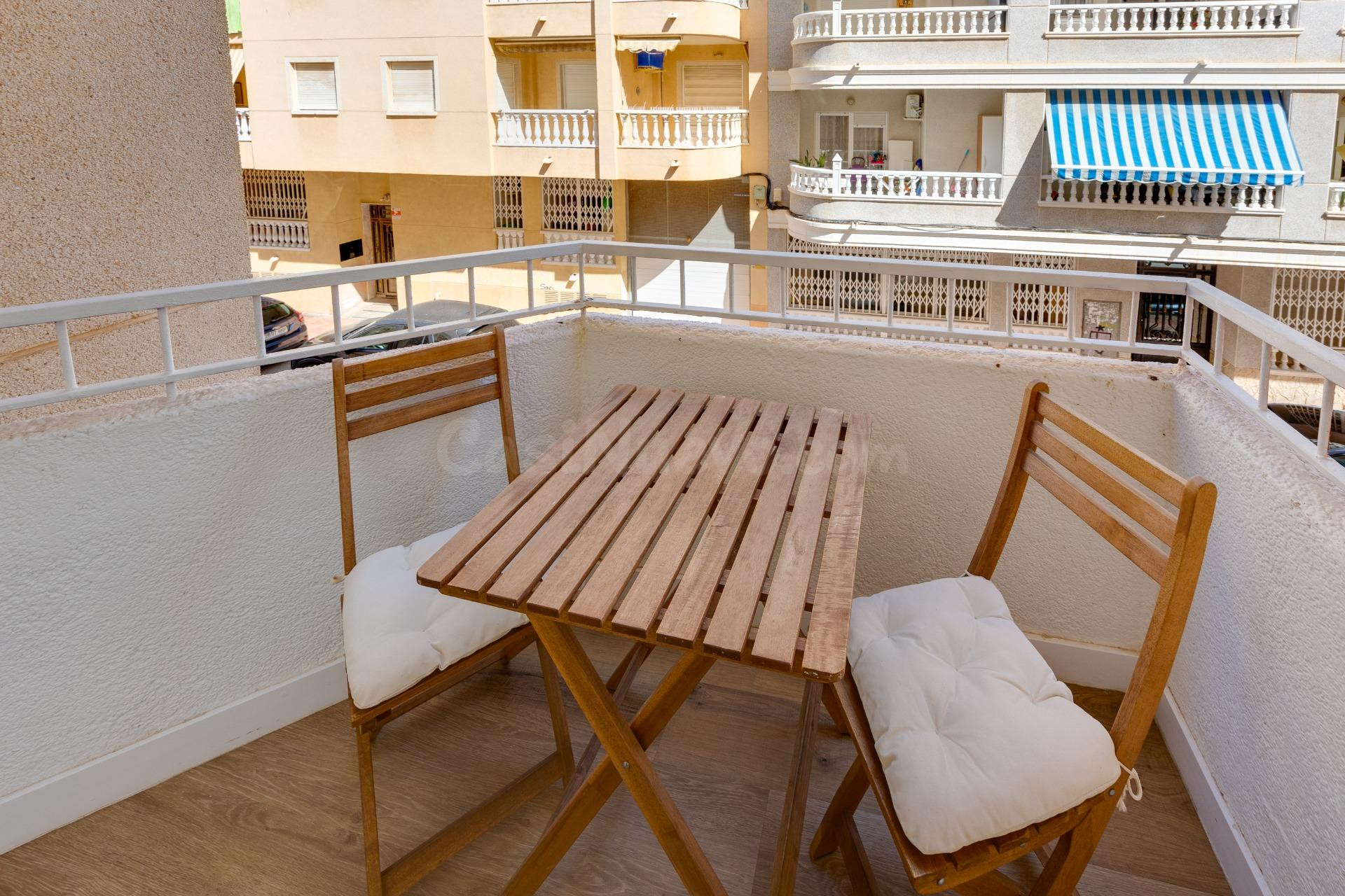 Estudio reformado con licencia turística y negocio 100% automatizado en Torrevieja