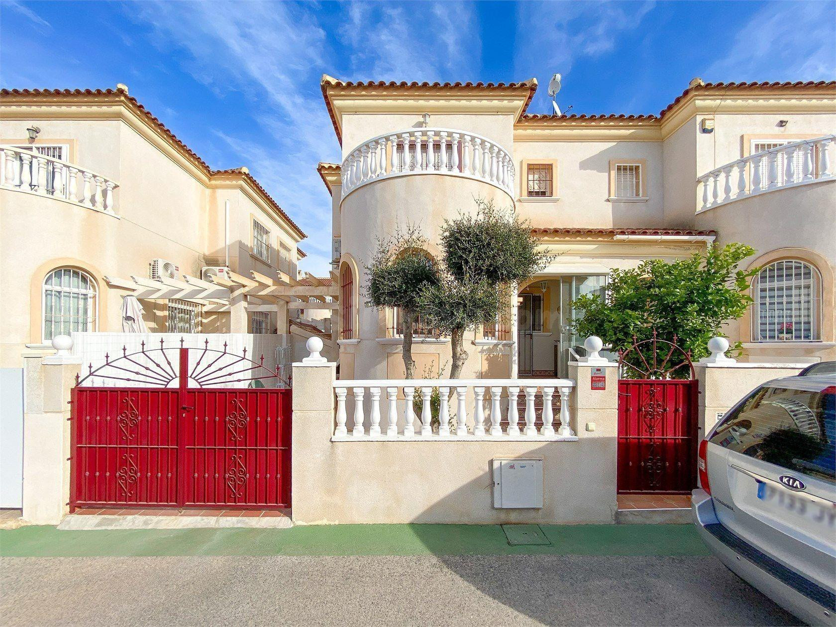 ESPACIOSO ADOSADO DE 3 habitaciones Y JARDIN EN AGUAS NUEVAS EN TORREVIEJA