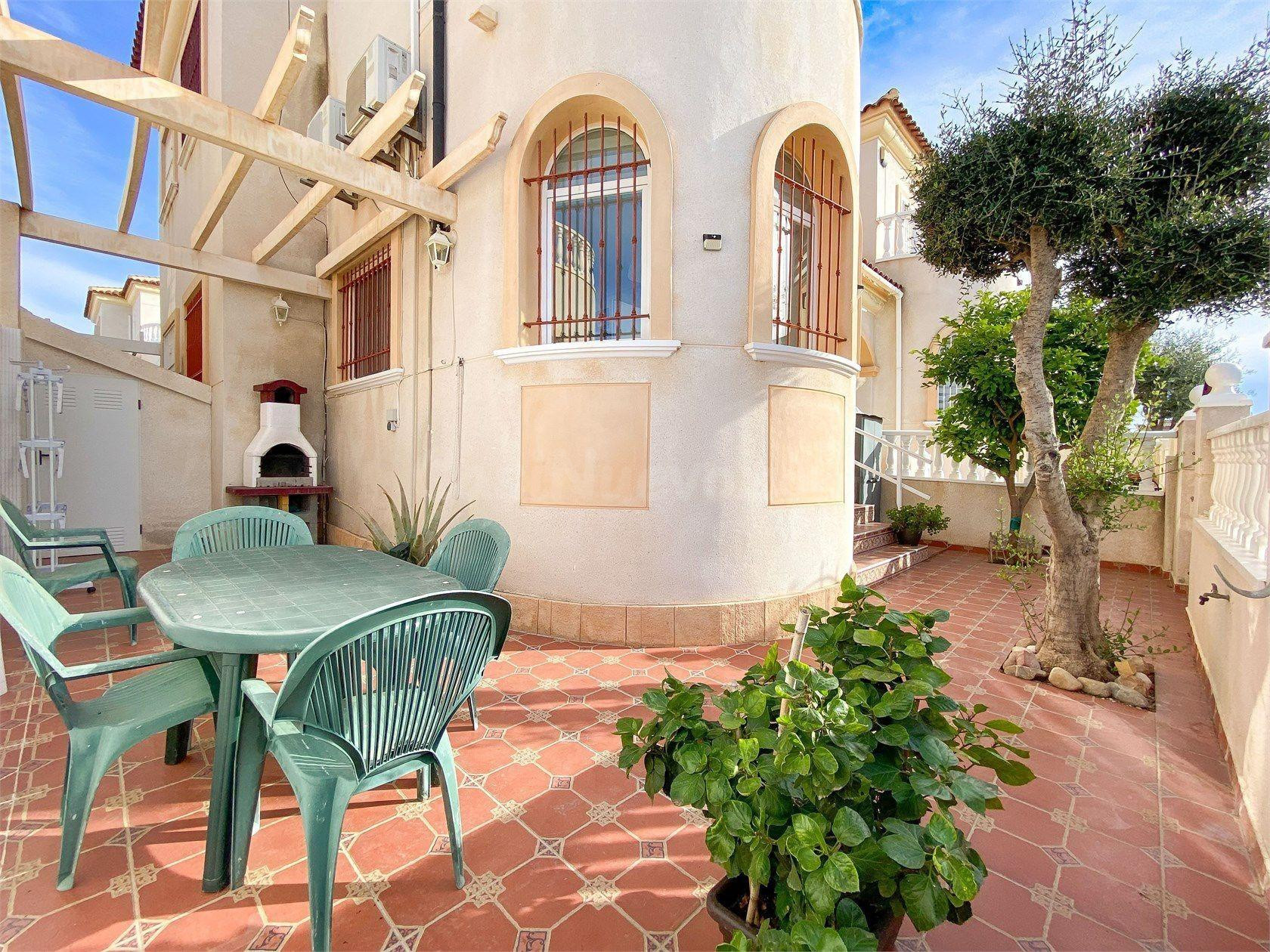 ESPACIOSO ADOSADO DE 3 habitaciones Y JARDIN EN AGUAS NUEVAS - foto 2