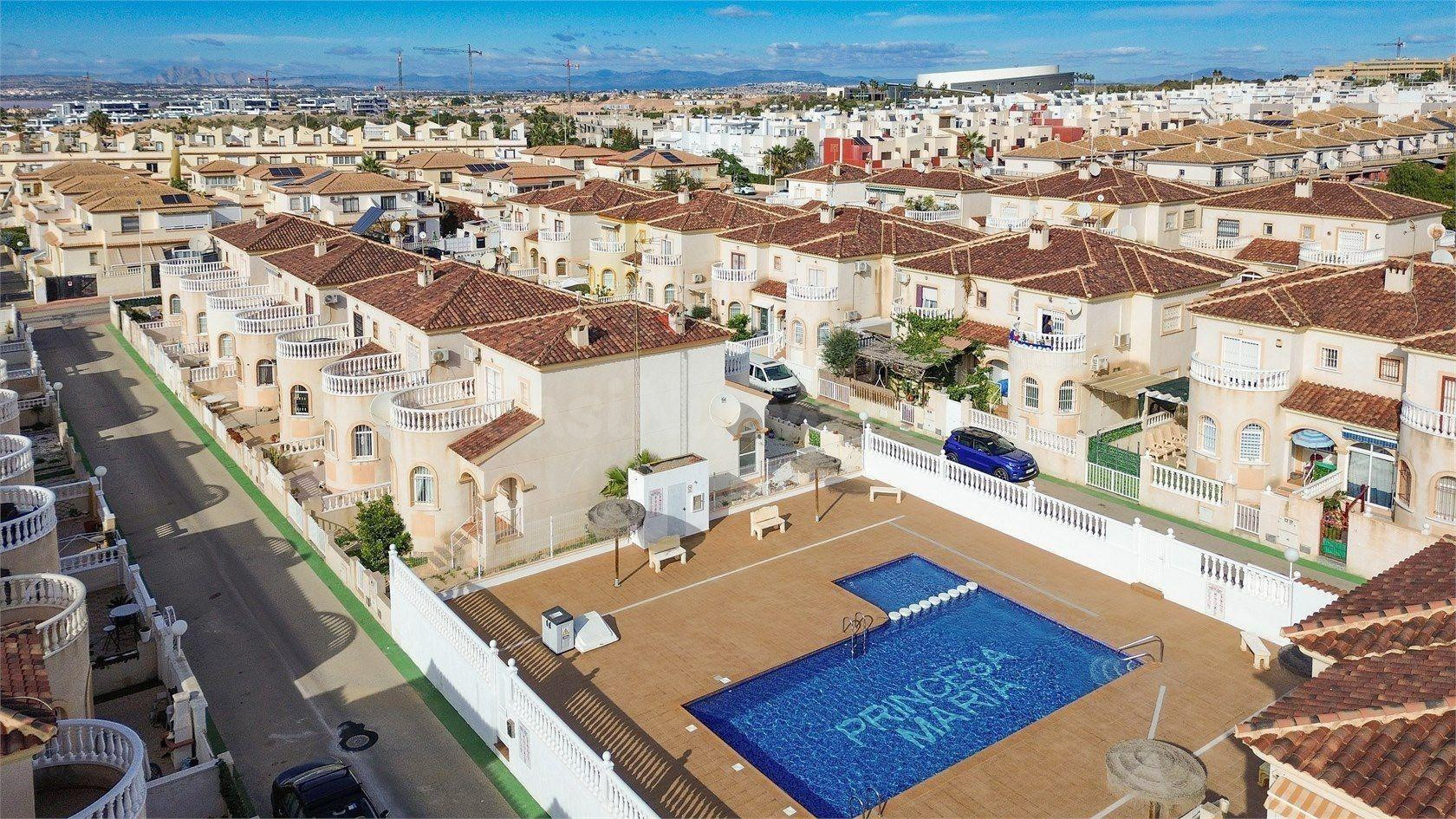 ESPACIOSO ADOSADO DE 3 habitaciones Y JARDIN EN AGUAS NUEVAS - foto 4