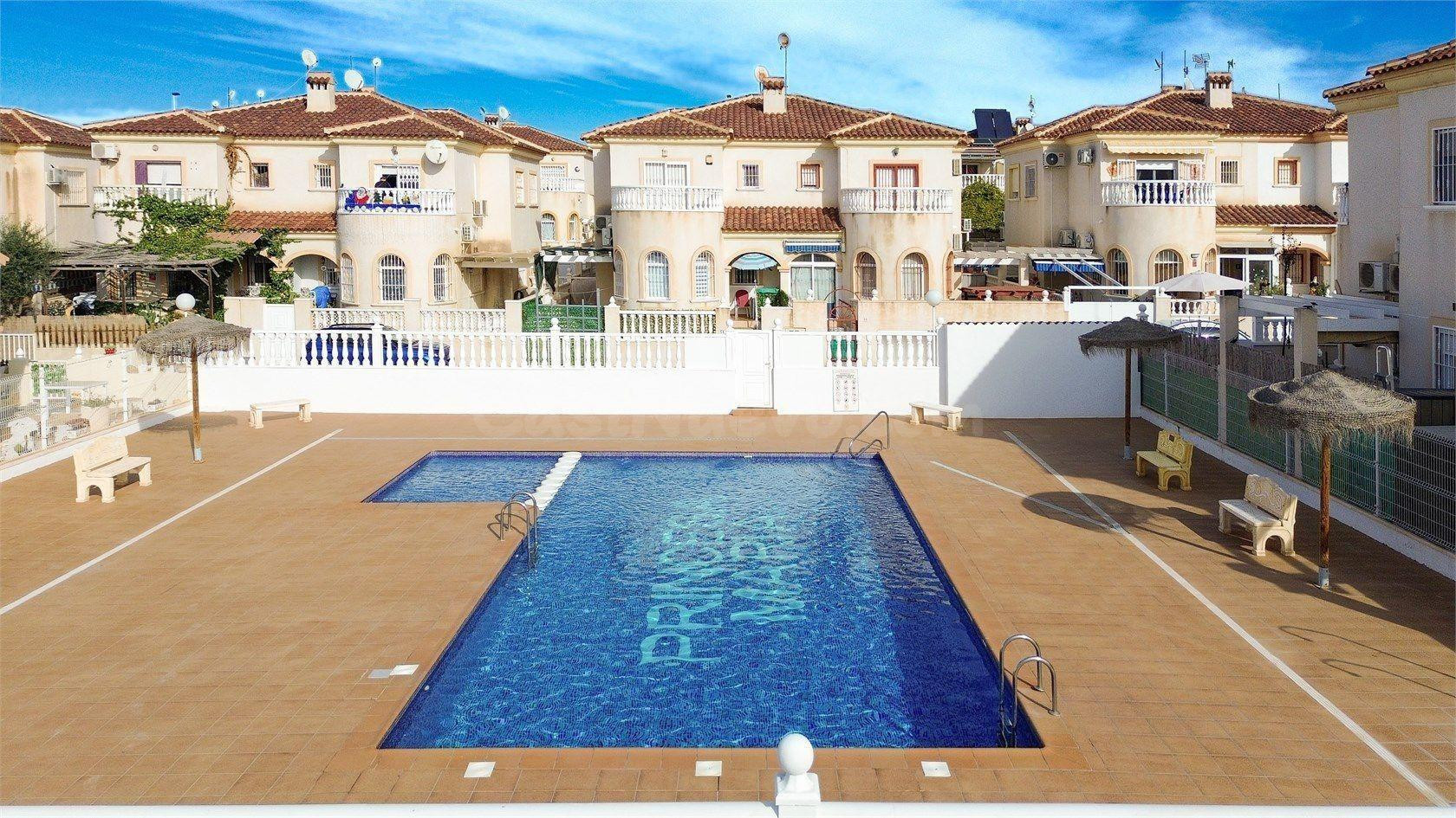 ESPACIOSO ADOSADO DE 3 habitaciones Y JARDIN EN AGUAS NUEVAS - foto 5