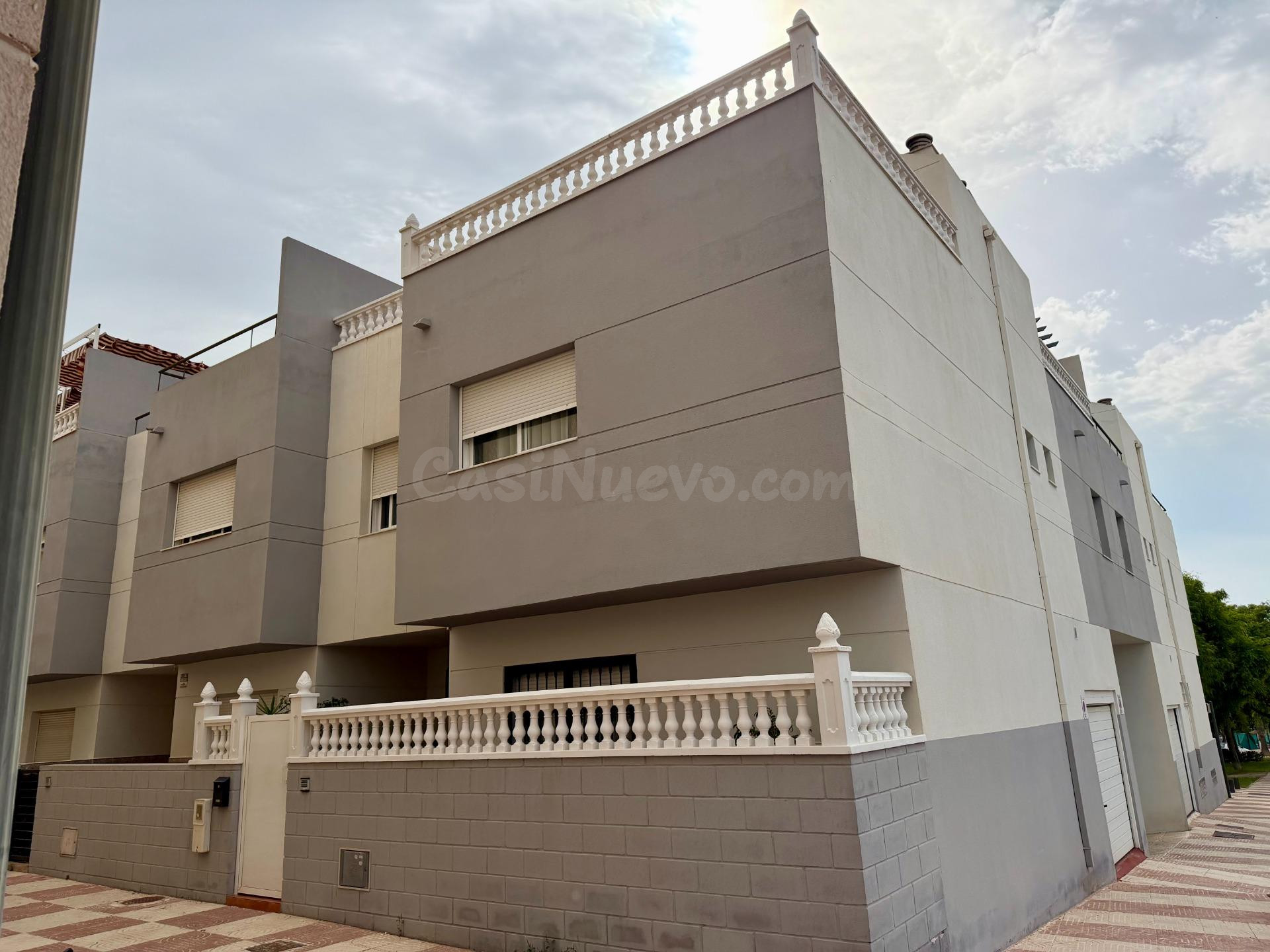 Chalet pareado tipo tríplex de 266 m2 con 4 dormitorios, terrazas, garaje y bodega en Aguadulce Sur