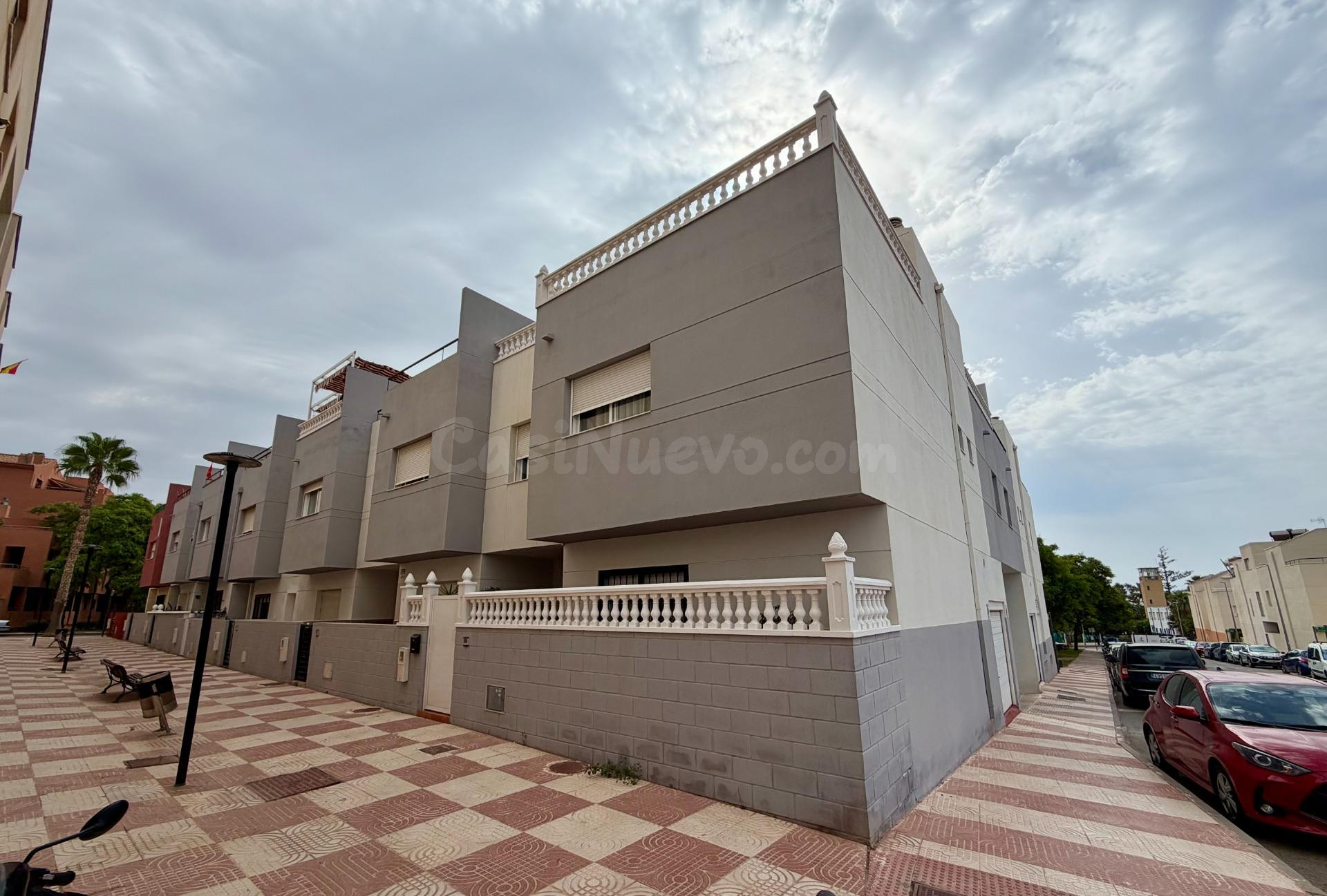 Chalet pareado tipo tríplex de 266 m2 con 4 dormitorios, ter - foto 2