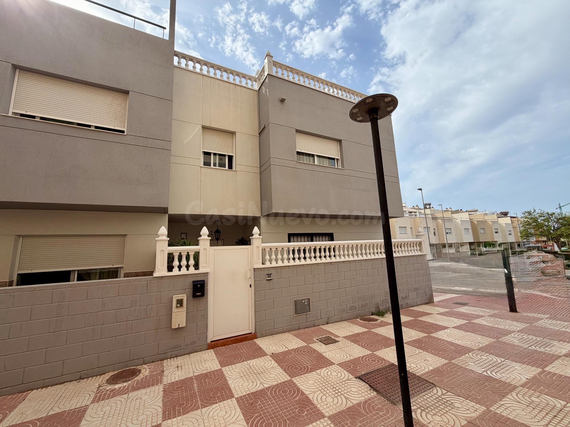 Chalet pareado tipo tríplex de 266 m2 con 4 dormitorios, ter - foto 4