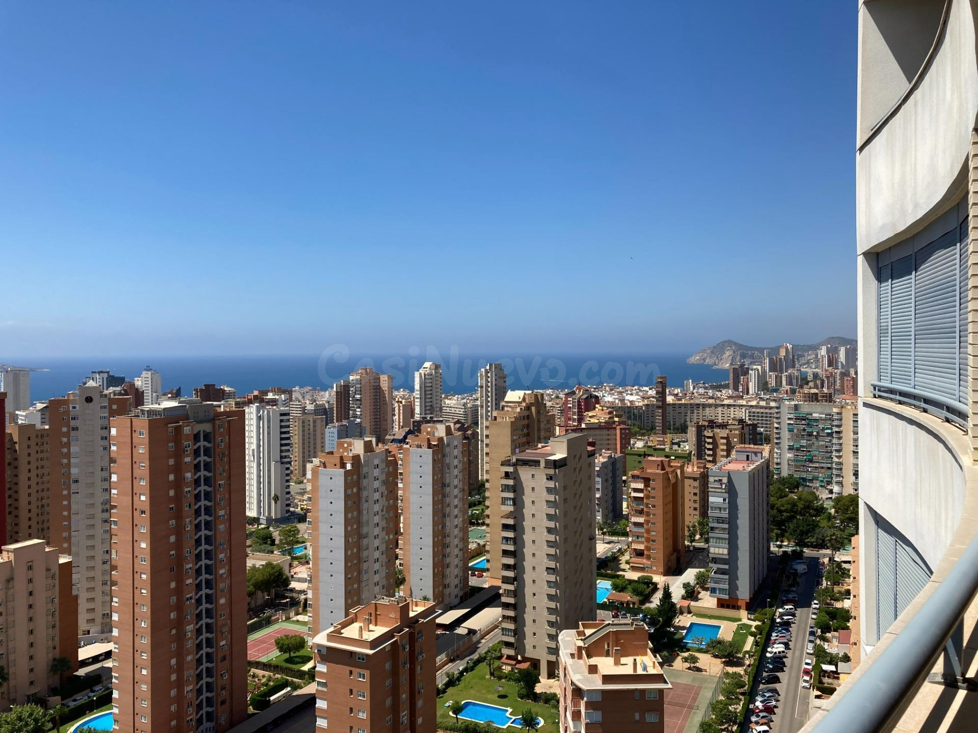 Se alquila amplia vivienda de 1 dormitorio con terraza y vistas al mar en Benidorm