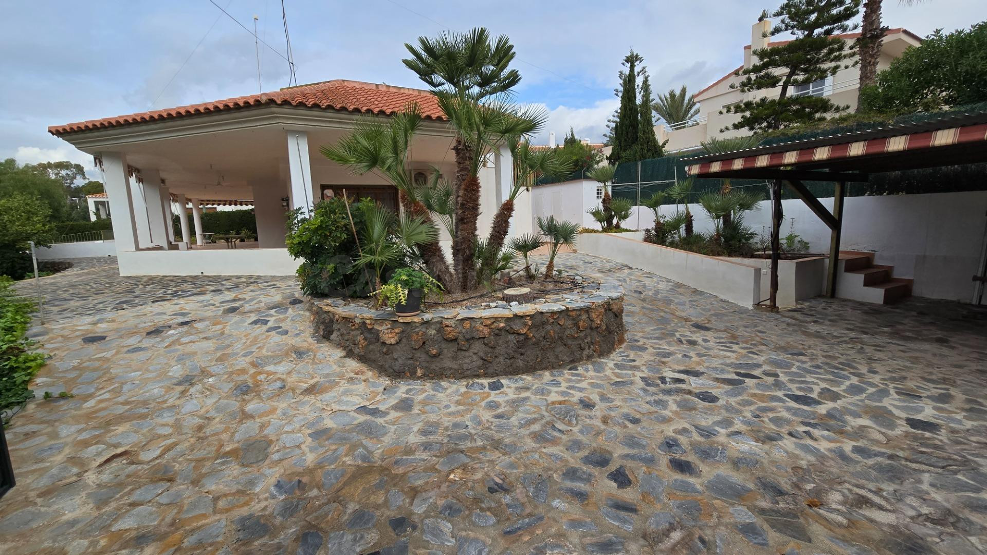 Chalet independiente con gran parcela, jardín y amplias zonas exteriores