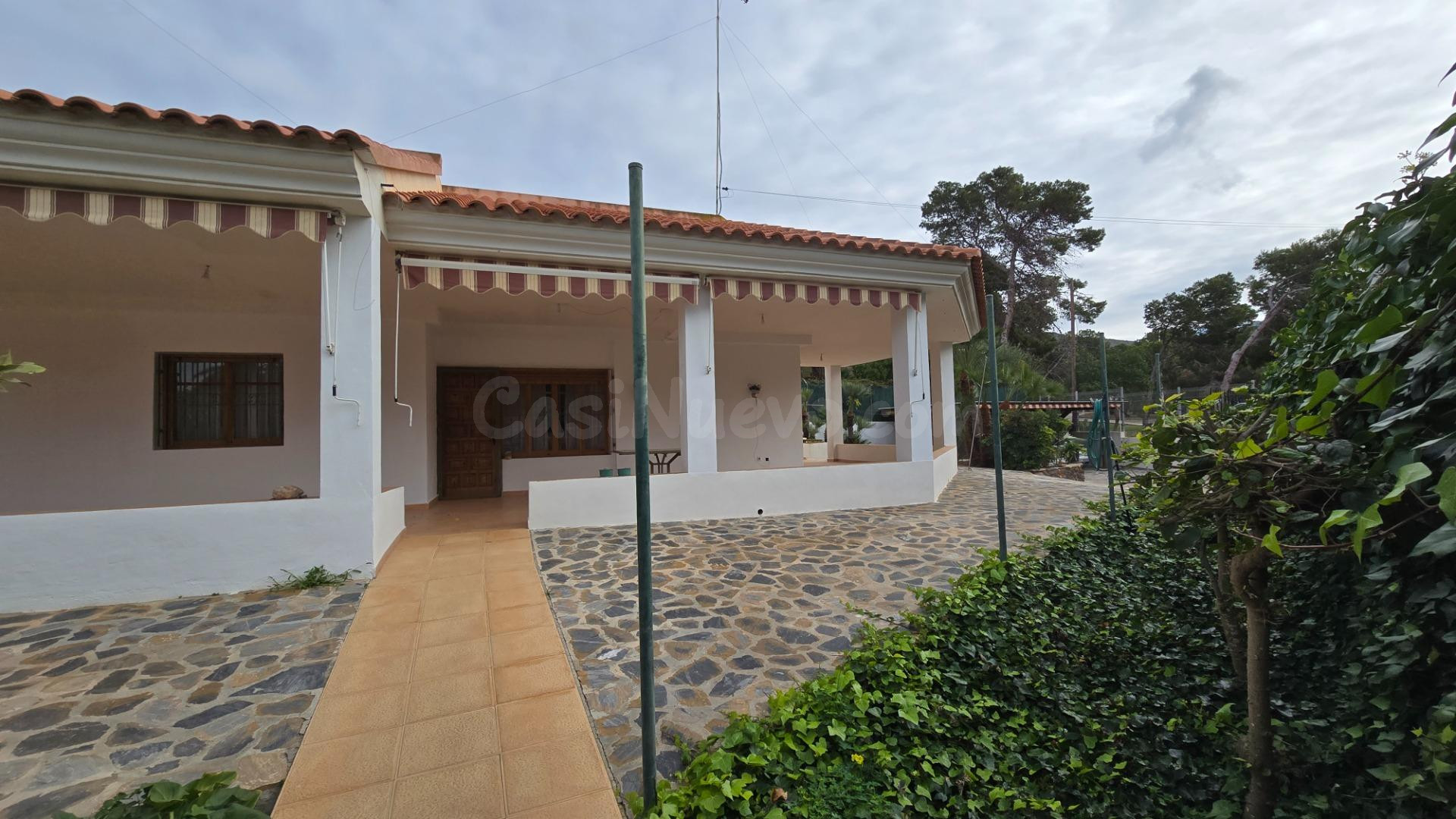 Chalet independiente con gran parcela, jardín y amplias zona - foto 2