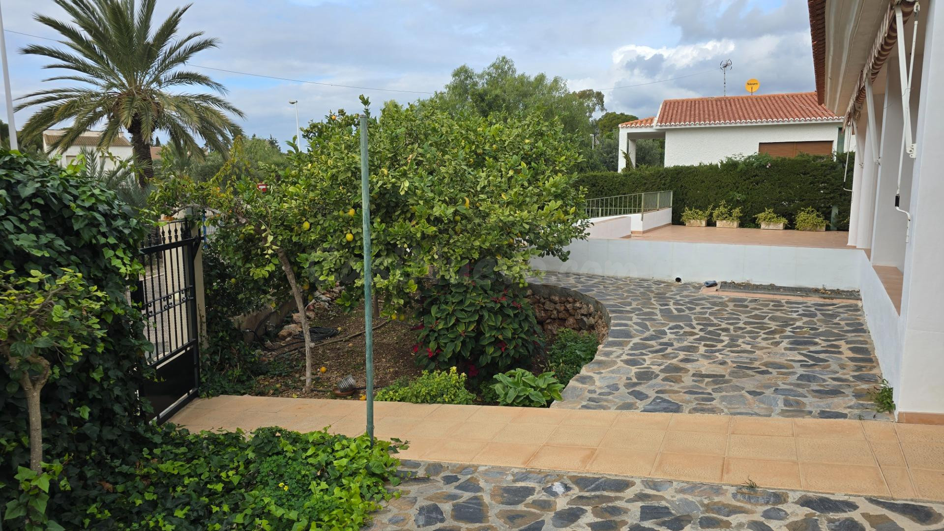 Chalet independiente con gran parcela, jardín y amplias zona - foto 3