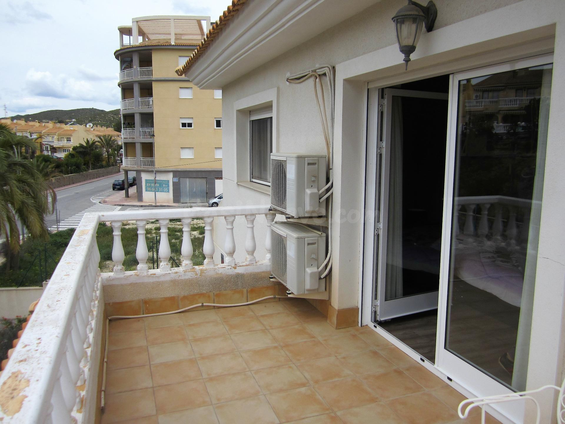 Impecable Chalet en El Campello con Piscina Privada y Amplio - foto 4