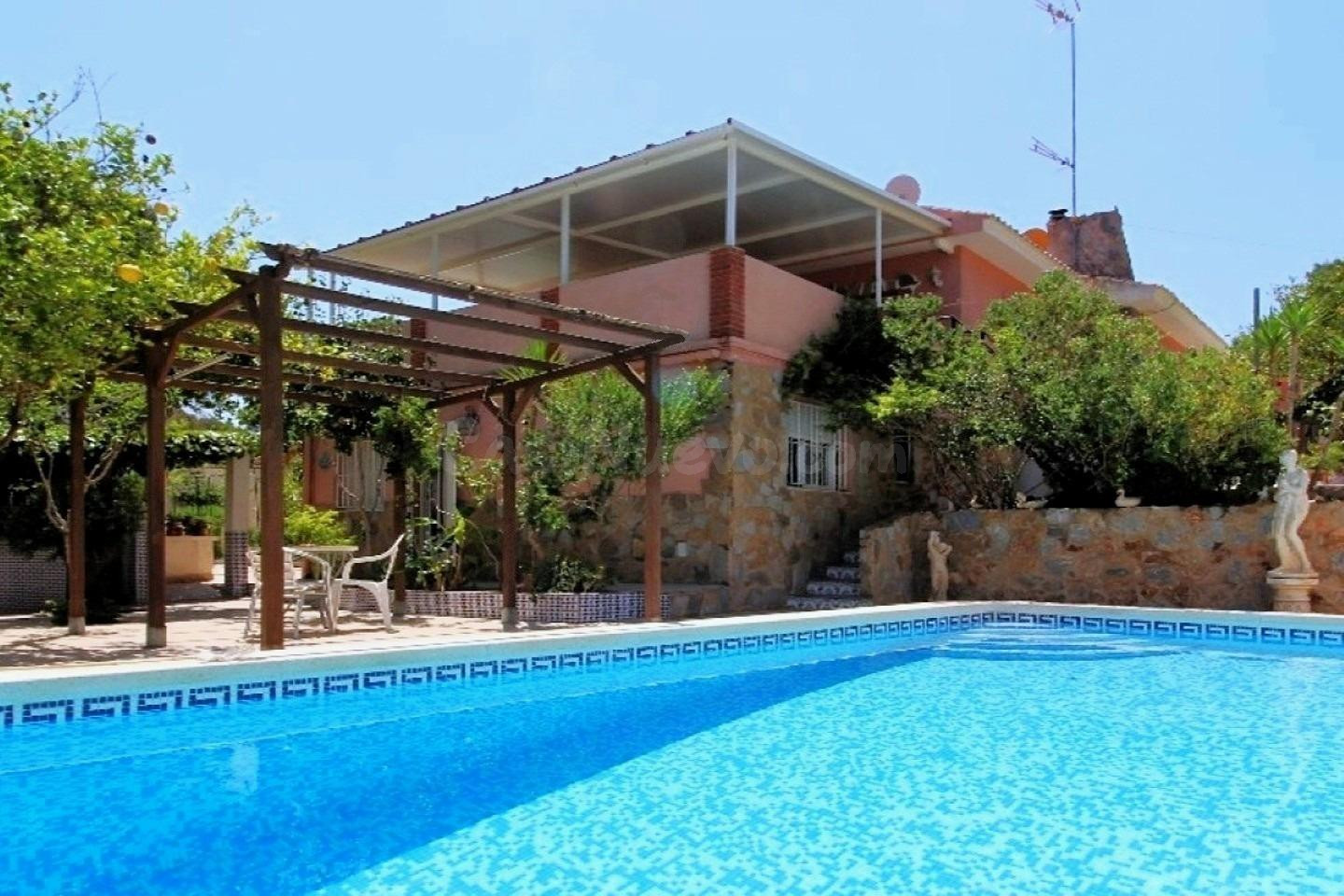 Villa espaciosa y bien conservada (aprox. 167 m2 - parcela de 890 m2) con 5 dorm, 4 baños, 2 salones, 2 cocinas, jardín y gran piscina.