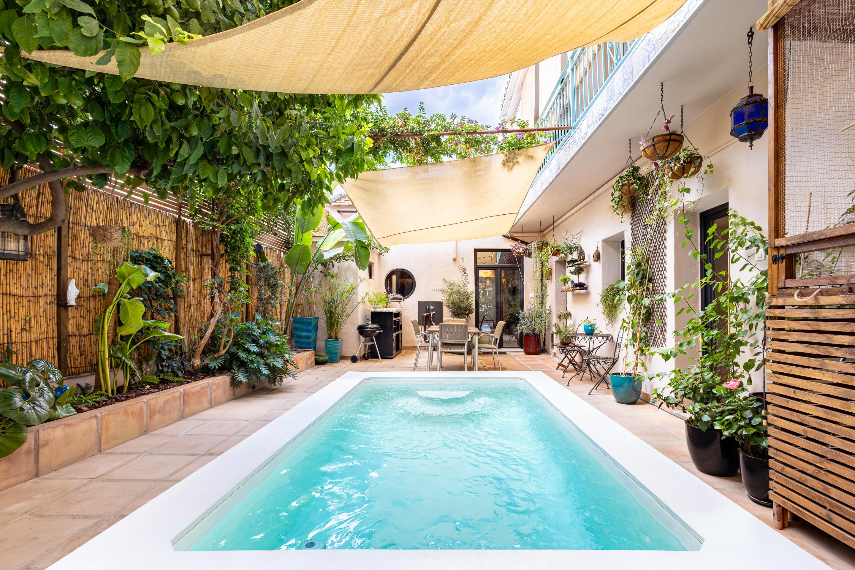 Casa unifamiliar en venta  con piscina privada, 5 dormitorios y amplio patio en Málaga