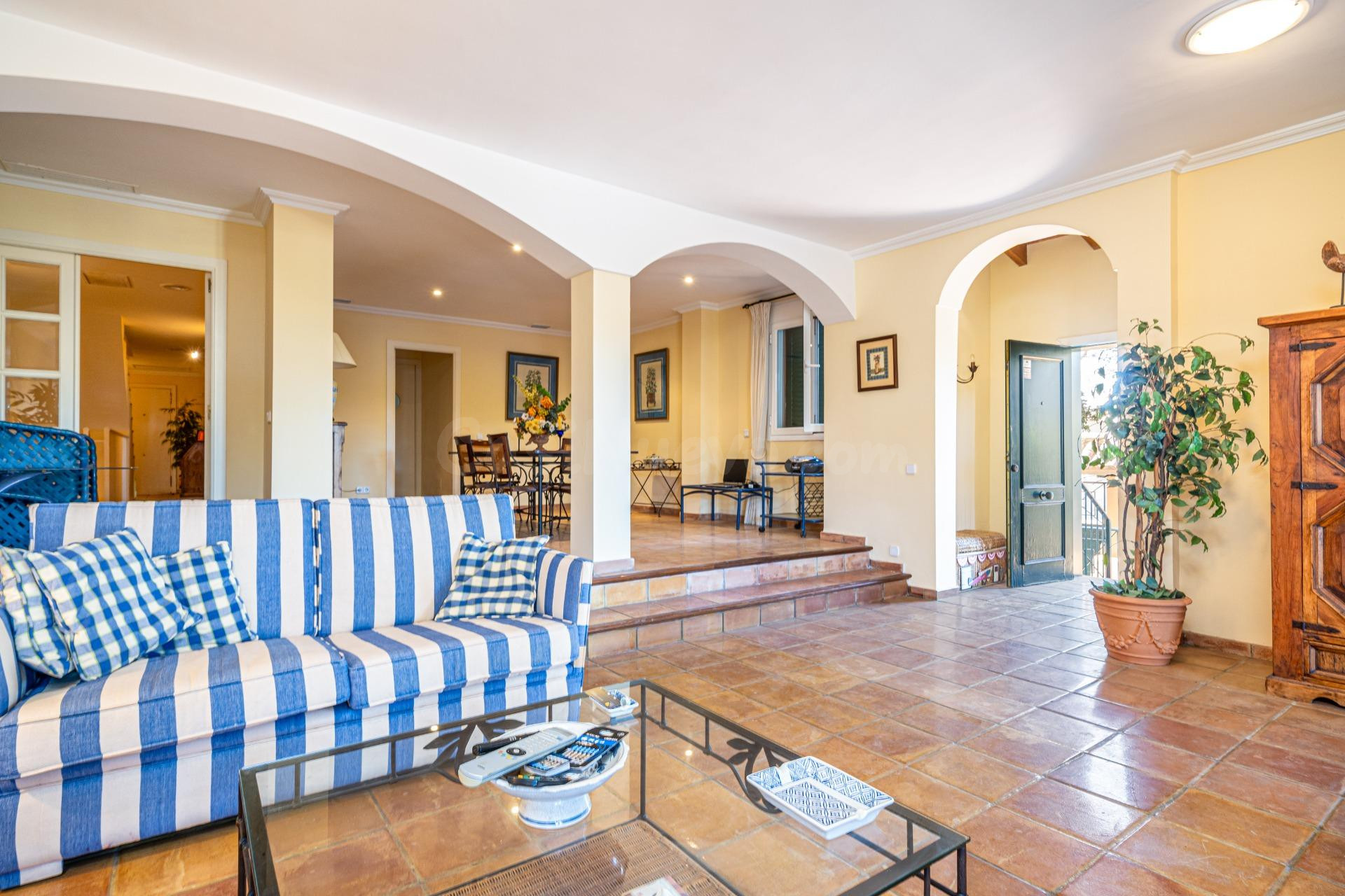 Exclusiva vivienda con jardín y piscina privada en Son Verí  - foto 3