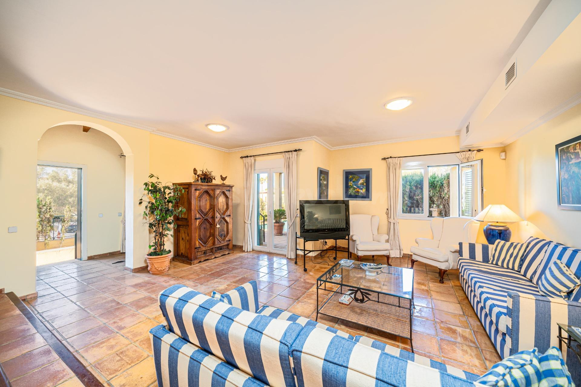 Exclusiva vivienda con jardín y piscina privada en Son Verí  - foto 4