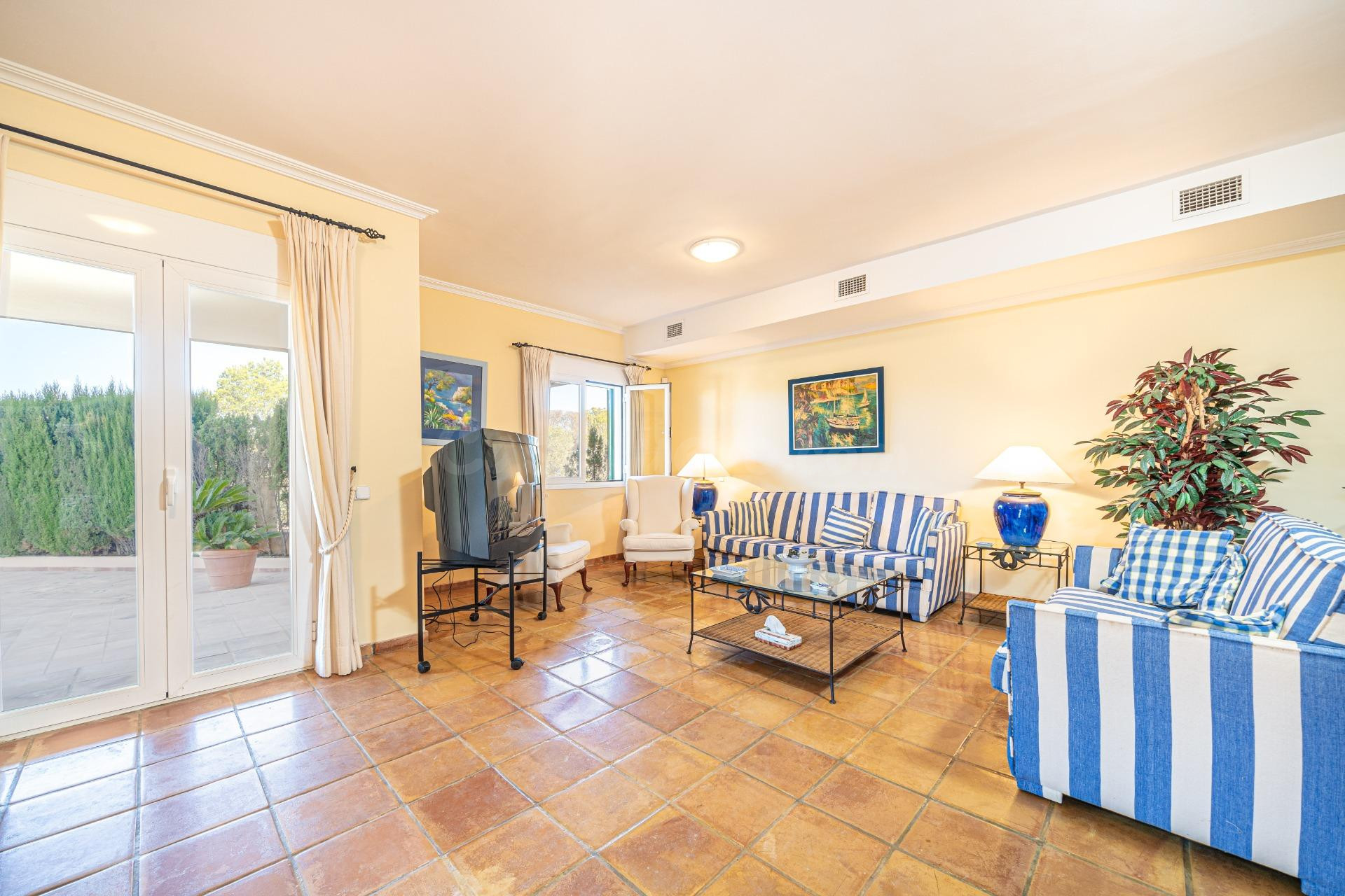 Exclusiva vivienda con jardín y piscina privada en Son Verí  - foto 5