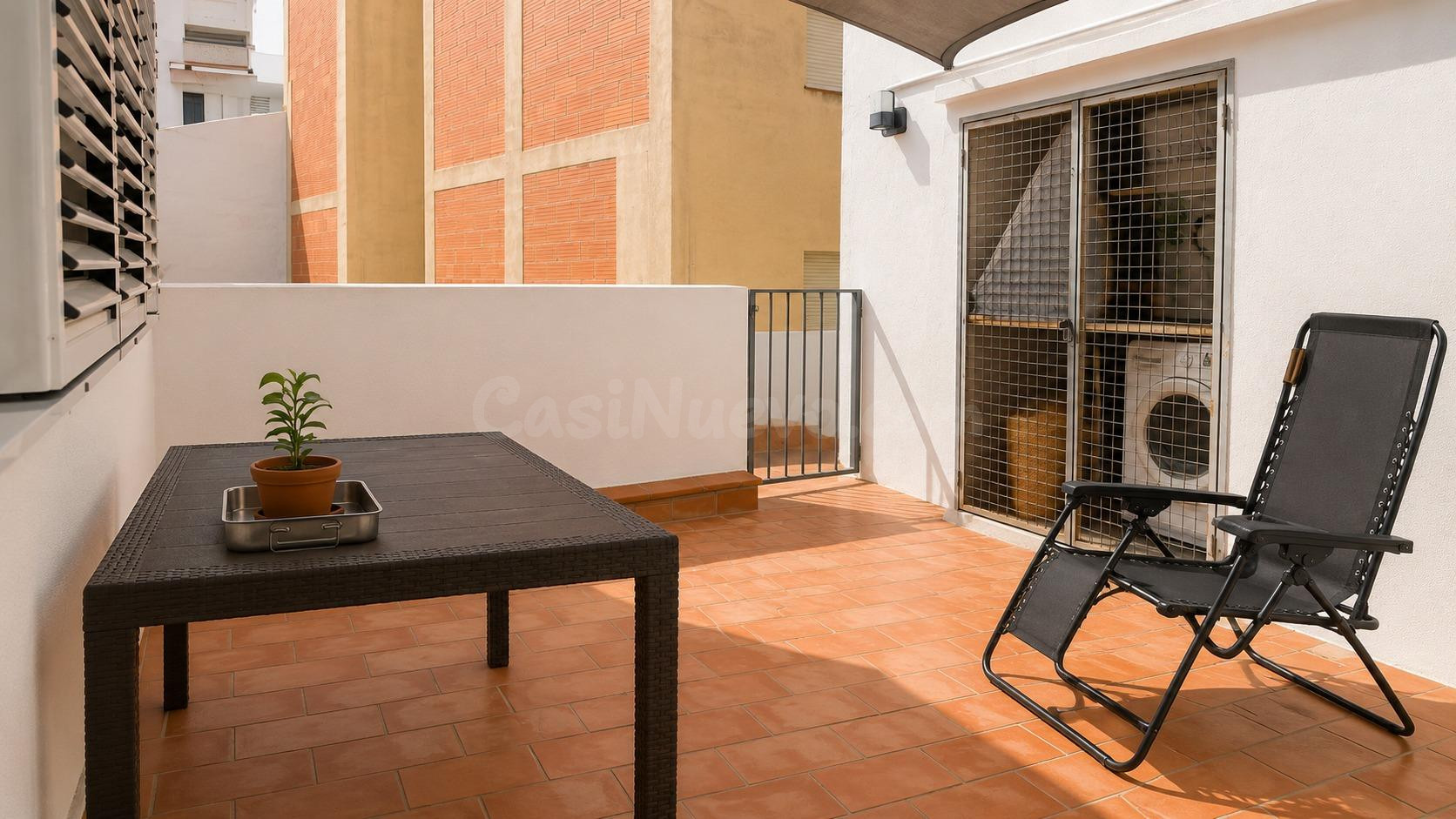 Casa con dos viviendas independientes y garaje en Llançà - foto 2