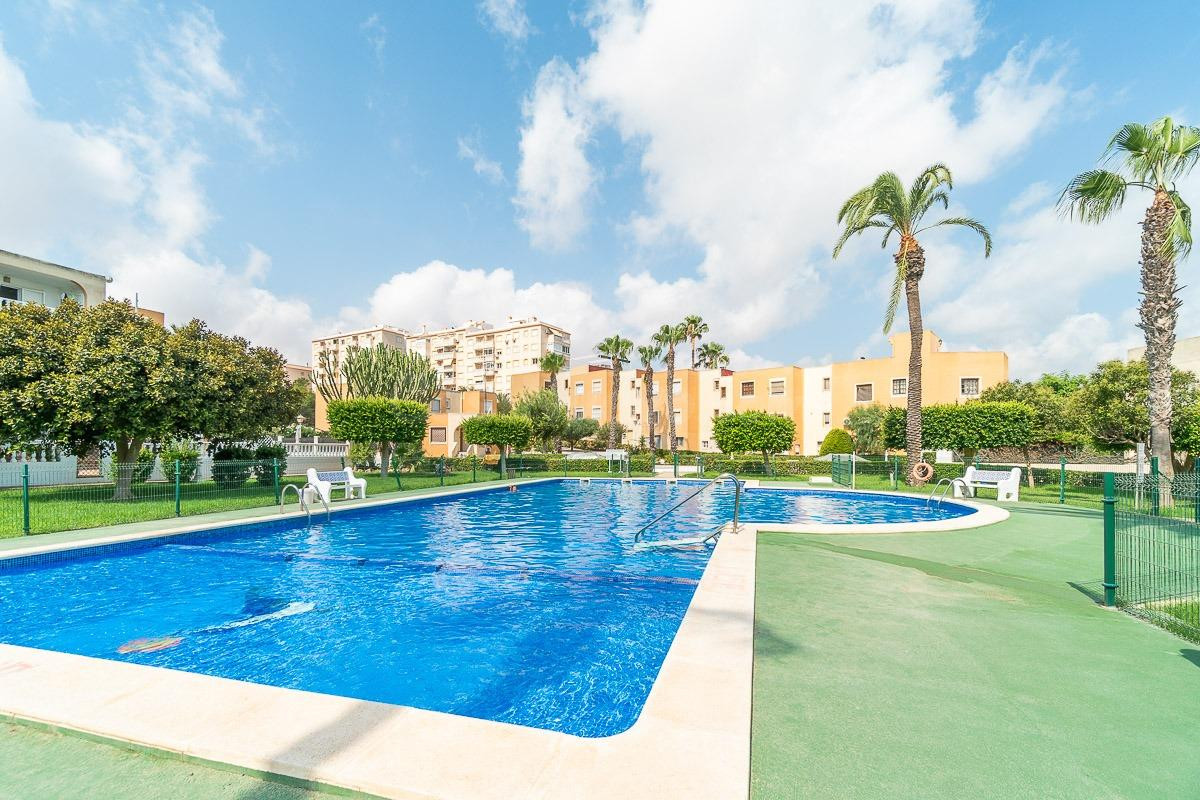 LUMINOSO ATICO DUPLEX CON SOLARIUM Y PARKING PRIVADO EN TORRE LA MATA  - TORREVIEJA