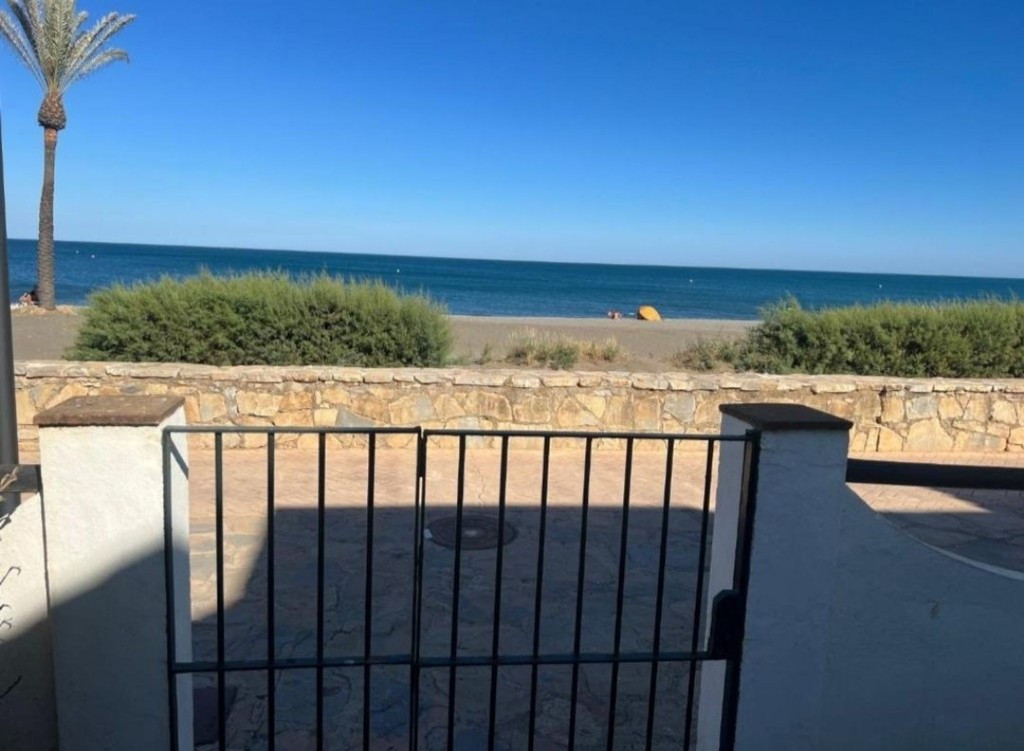Primera línea de playa: Espectacular adosado con piscina, ja - foto 2
