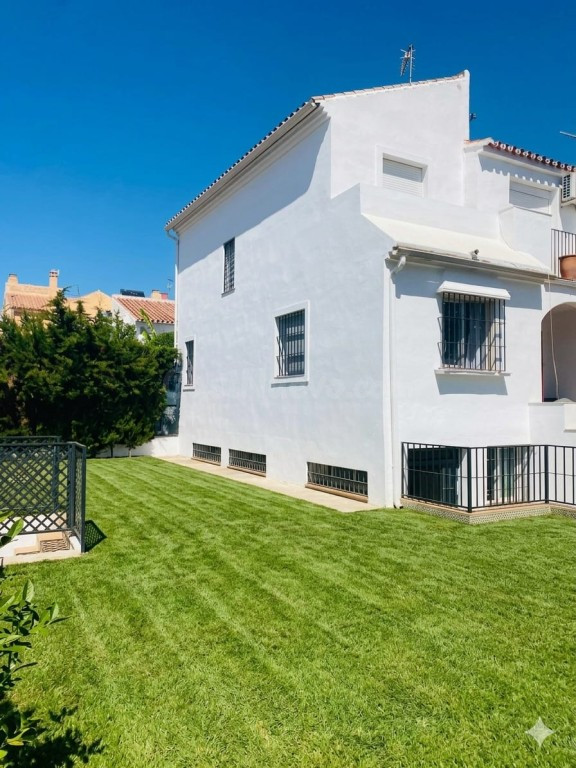 MAGNÍFICO CHALET ADOSADO CON GRAN JARDÍN PRIVADO Sótano Independiente de 90 m² | ¡Oportunidad Única de Inversión!